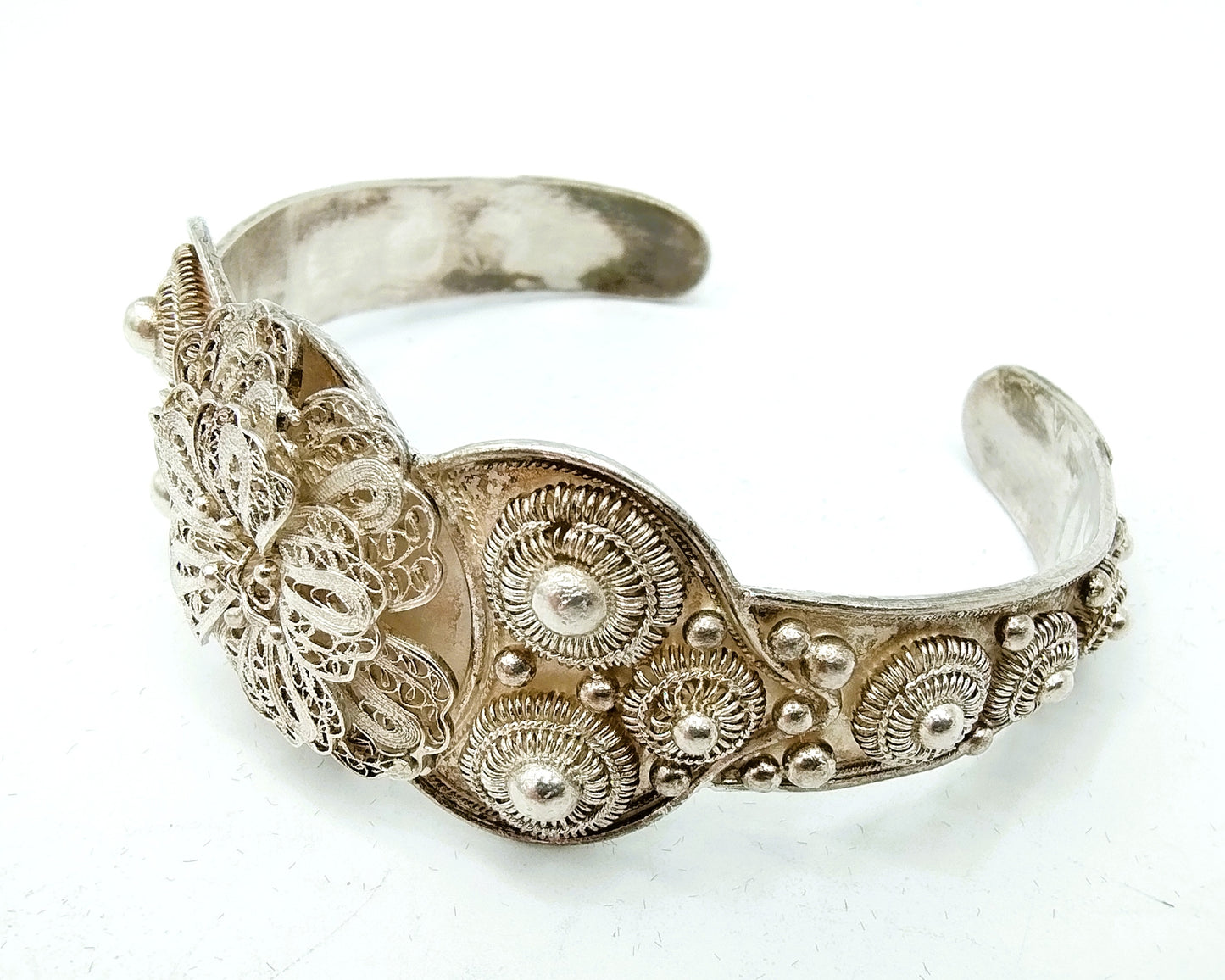 Zilveren brede bangle armband filigrain, Zeeuwse knop