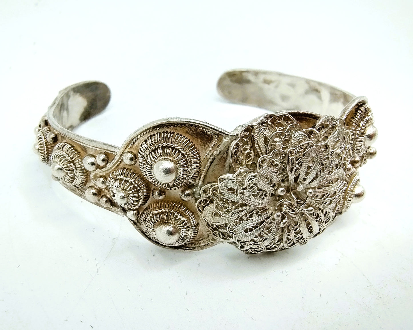 Zilveren brede bangle armband filigrain, Zeeuwse knop