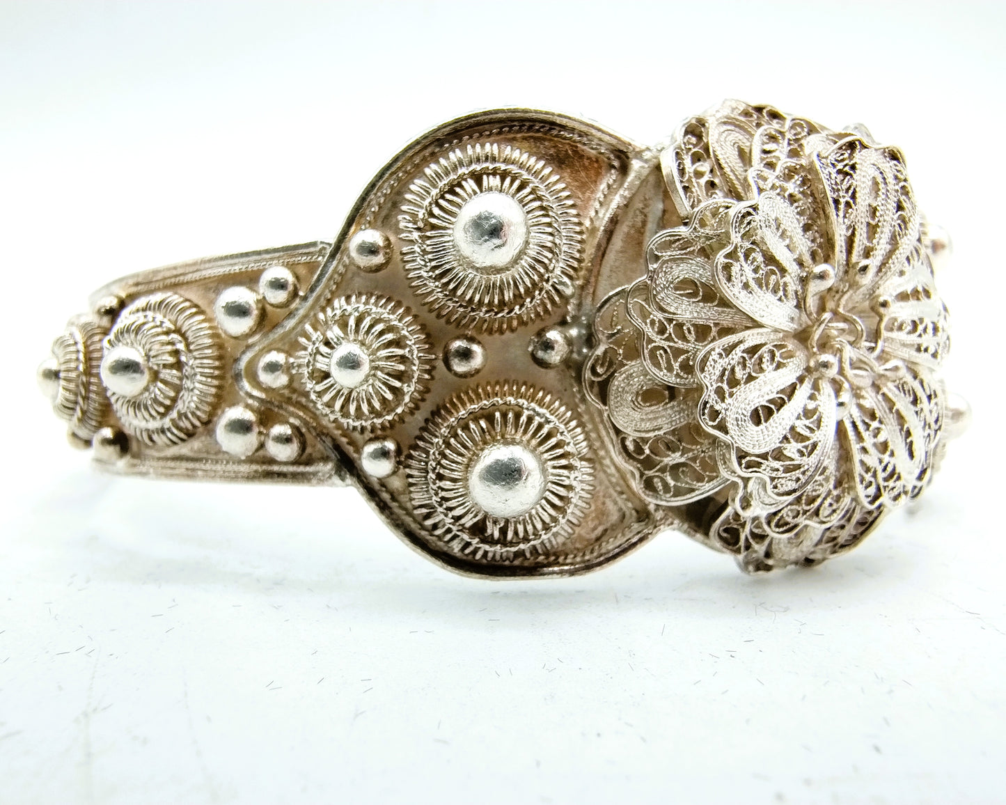Zilveren brede bangle armband filigrain, Zeeuwse knop
