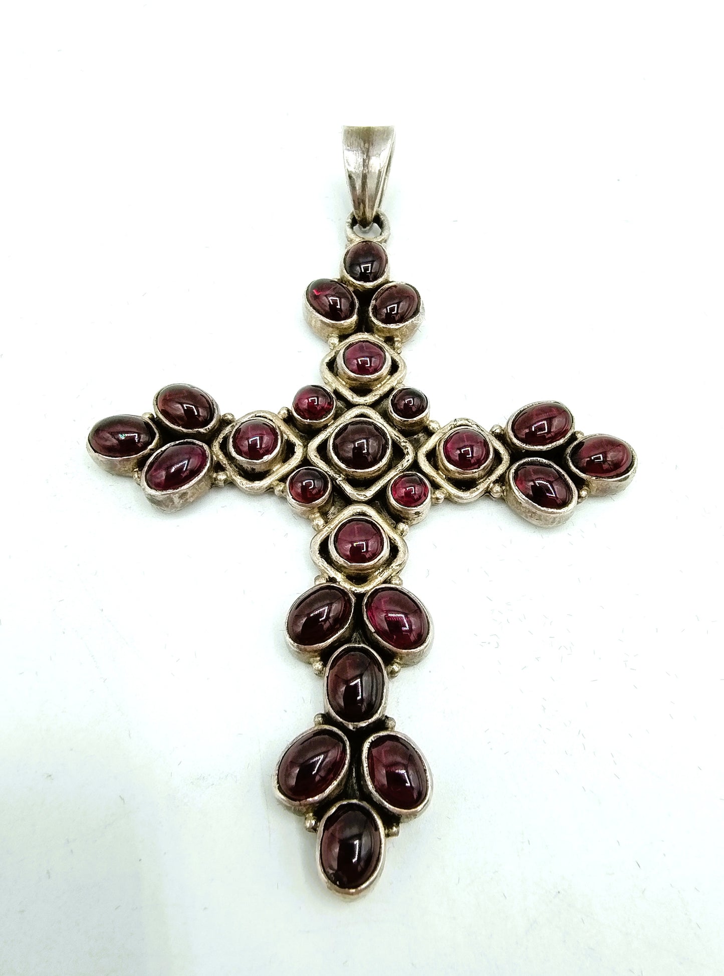 Silberner Kreuzanhänger mit Granat, 925