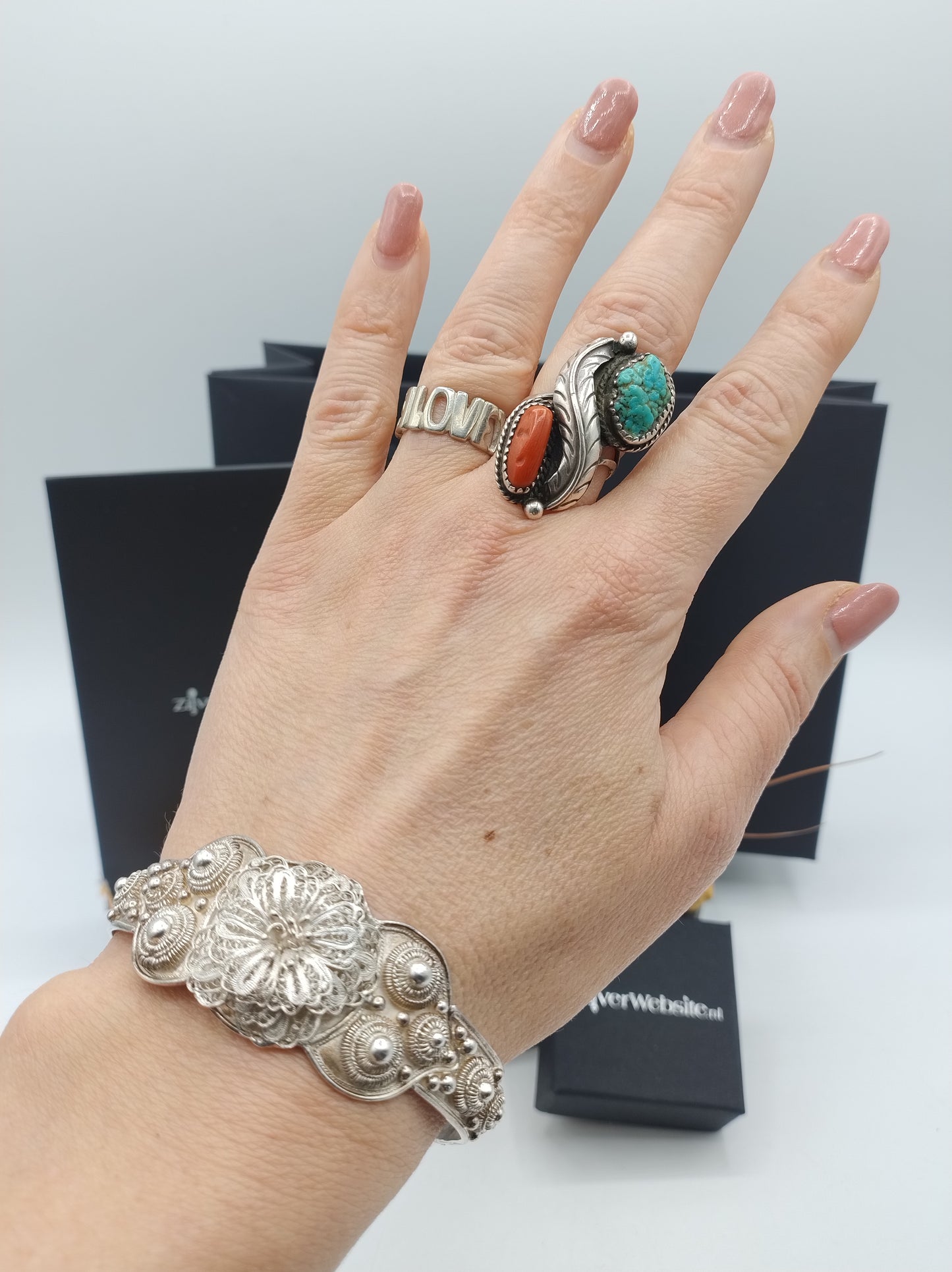 Zilveren brede bangle armband filigrain, Zeeuwse knop