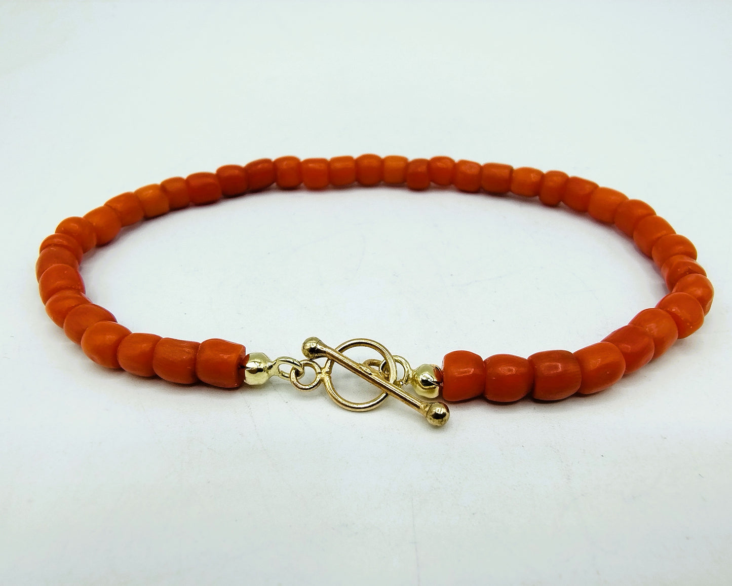 Bloedkoralen armband met gouden kapitelslot
