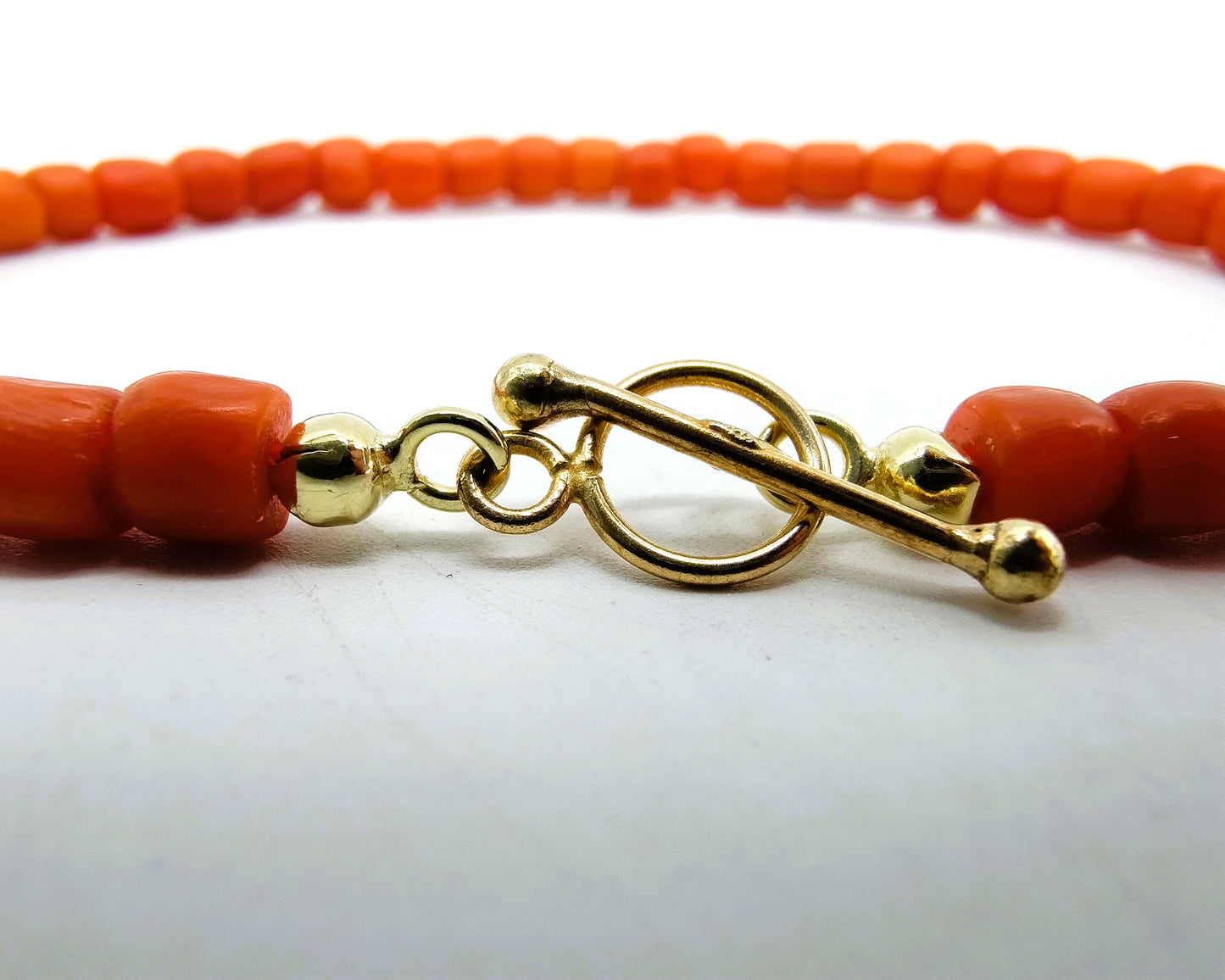 Bloedkoralen armband met gouden kapitelslot