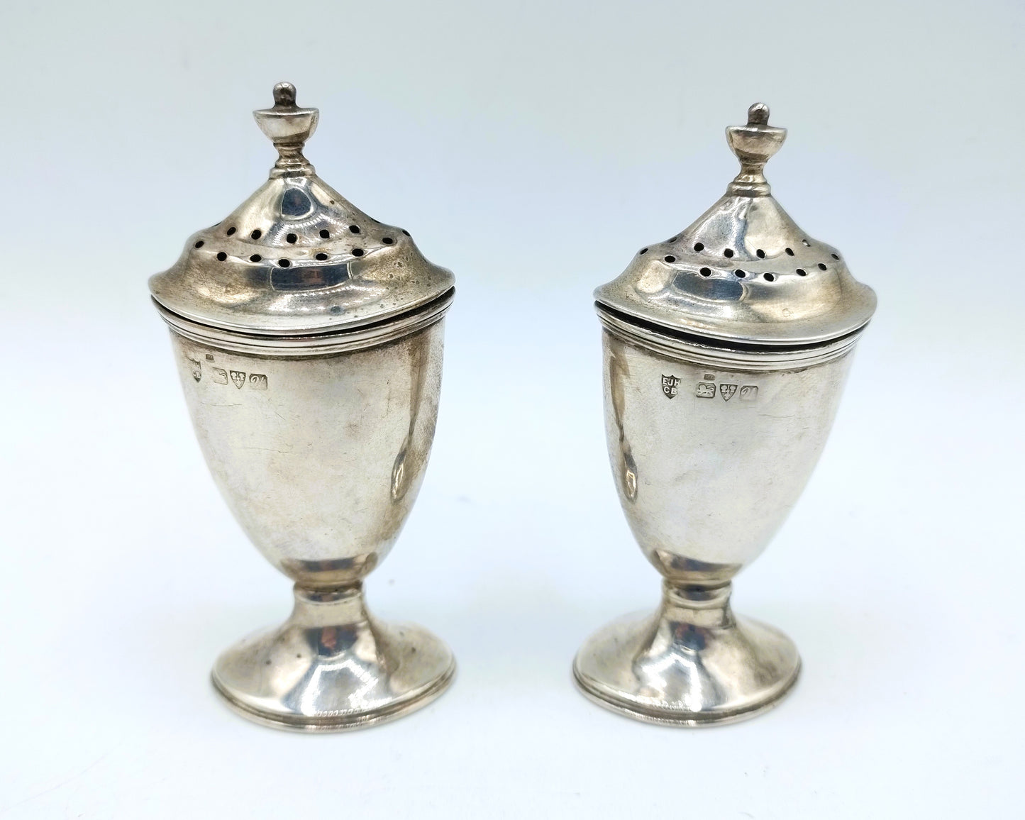 Zilveren peper- en zoutstel, E.J. Haseler & C. Bill, Chester, 1920