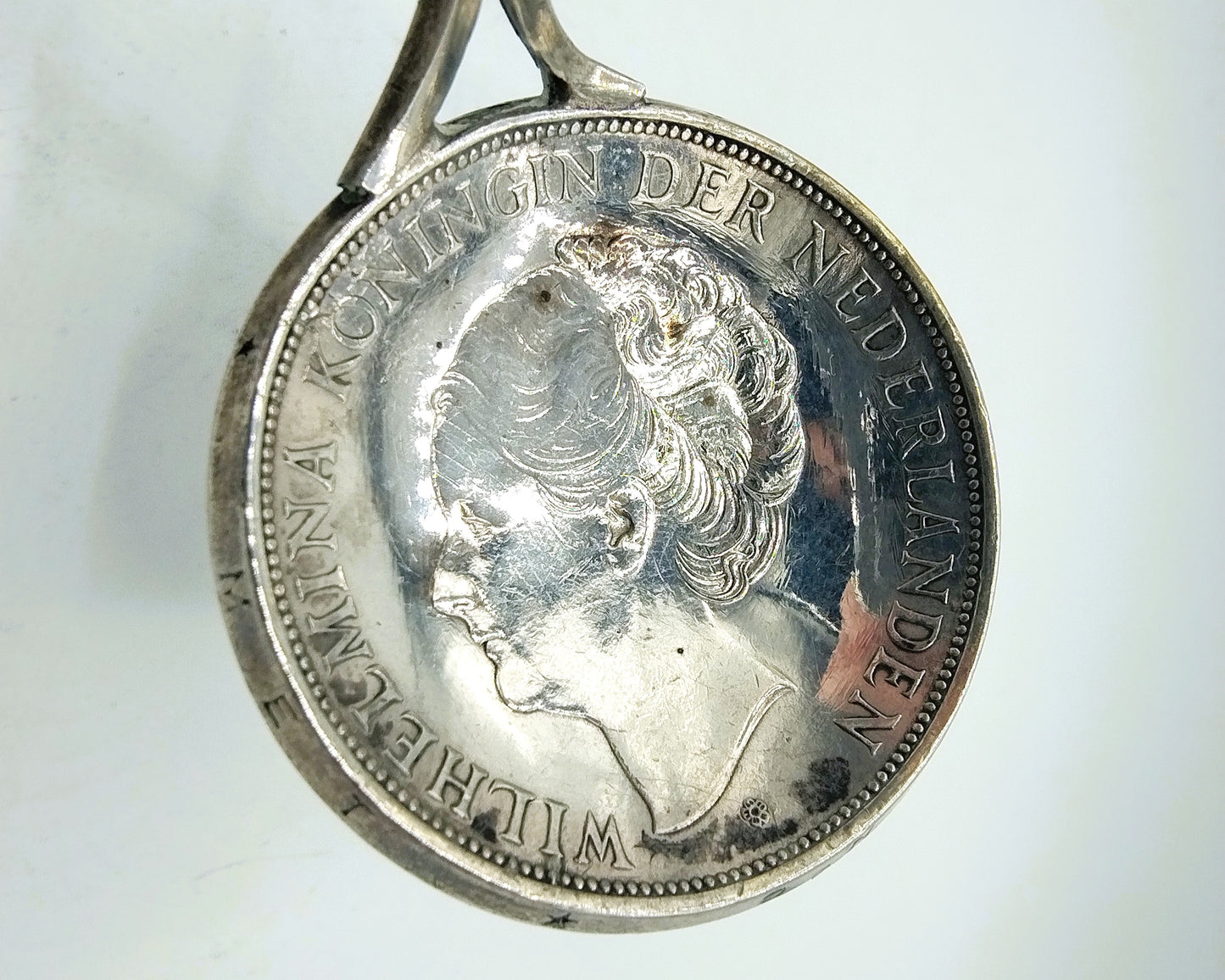 Zilveren muntlepel, Rijksdaalder en gulden, Wilhelmina.