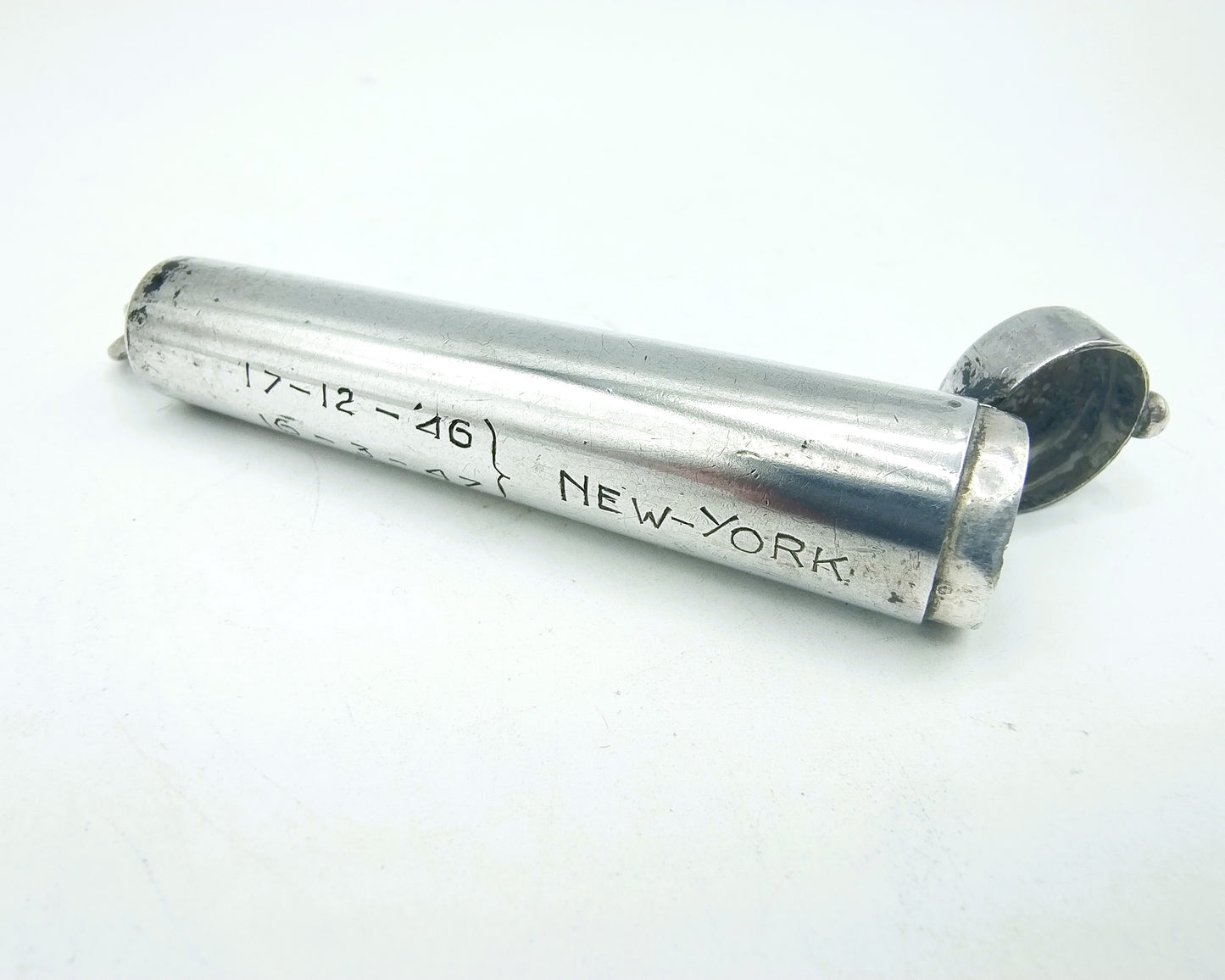 Zilveren sigarenkoker hanger met inscriptie 'New York'