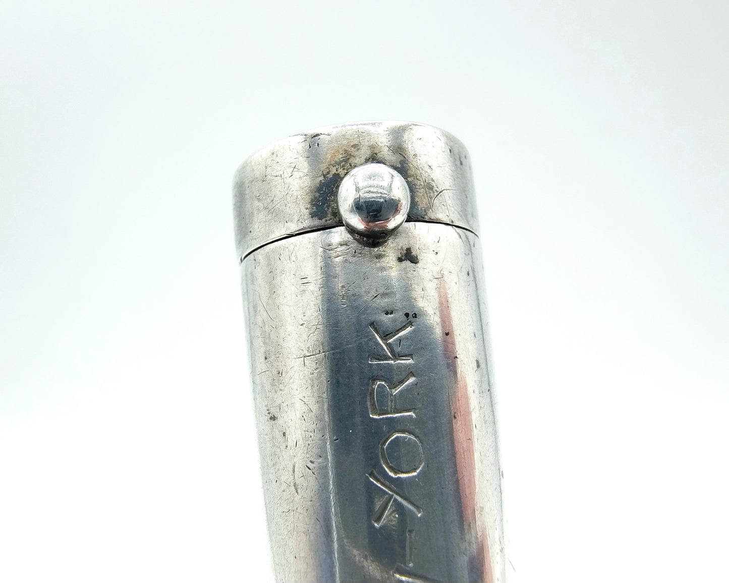 Zilveren sigarenkoker hanger met inscriptie 'New York'