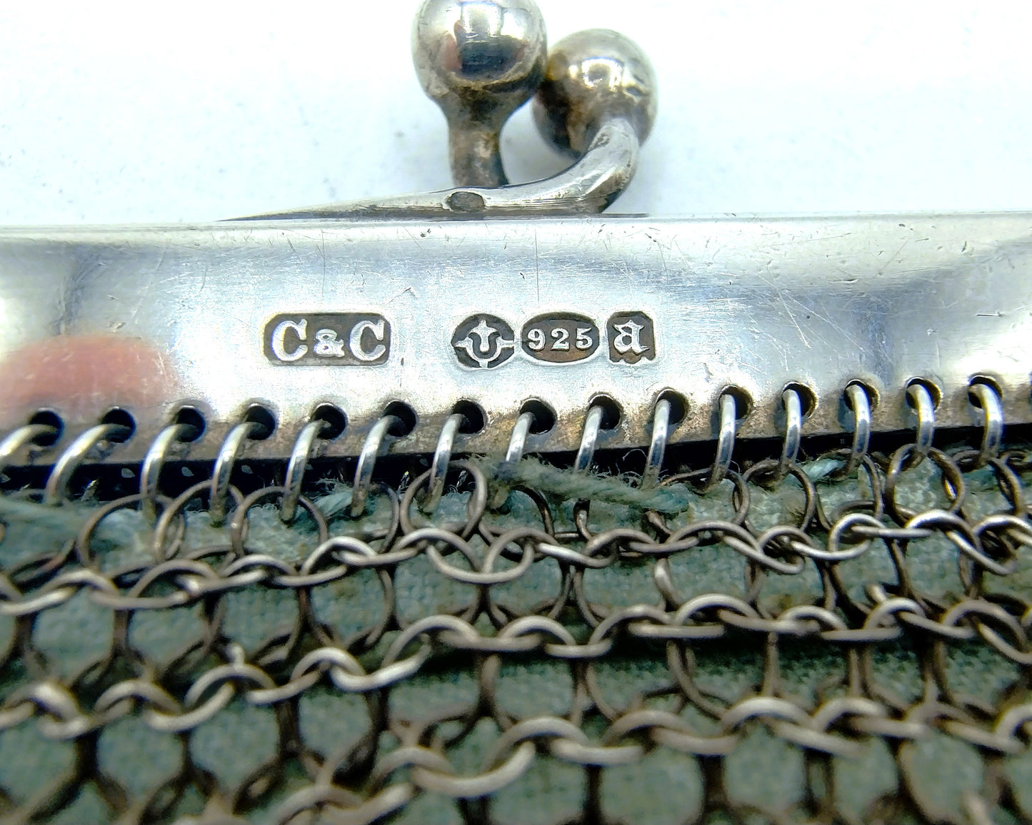 Zilveren beugeltasje met maliënkolder, Engeland, 925
