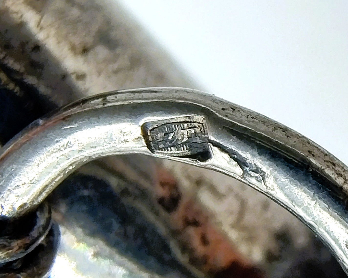 Flakon bzw. Pulverhorn aus Nuss mit Silberbeschlägen.