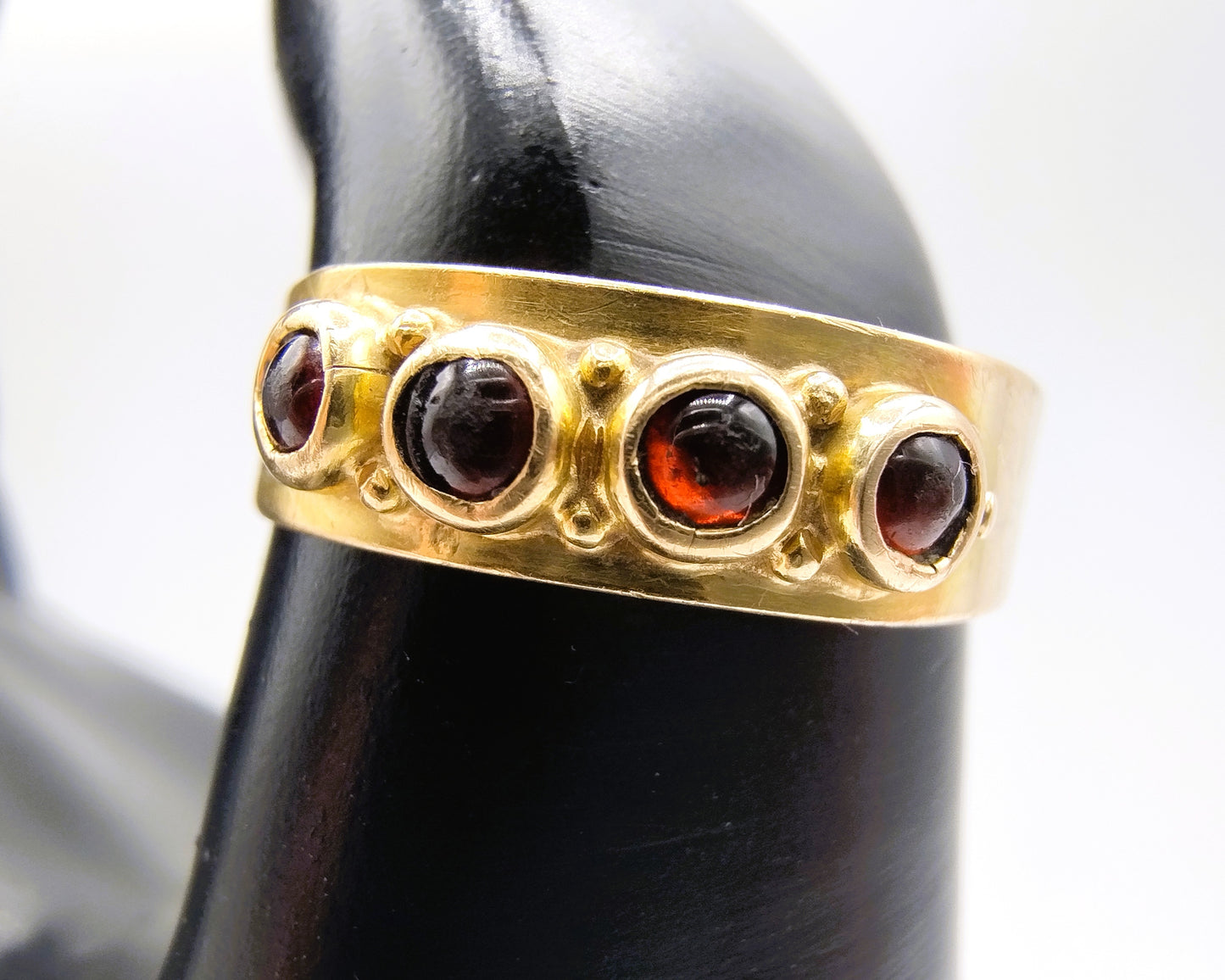 Gouden ring met 4 granaten, 14 karaats, 17,5 mm.