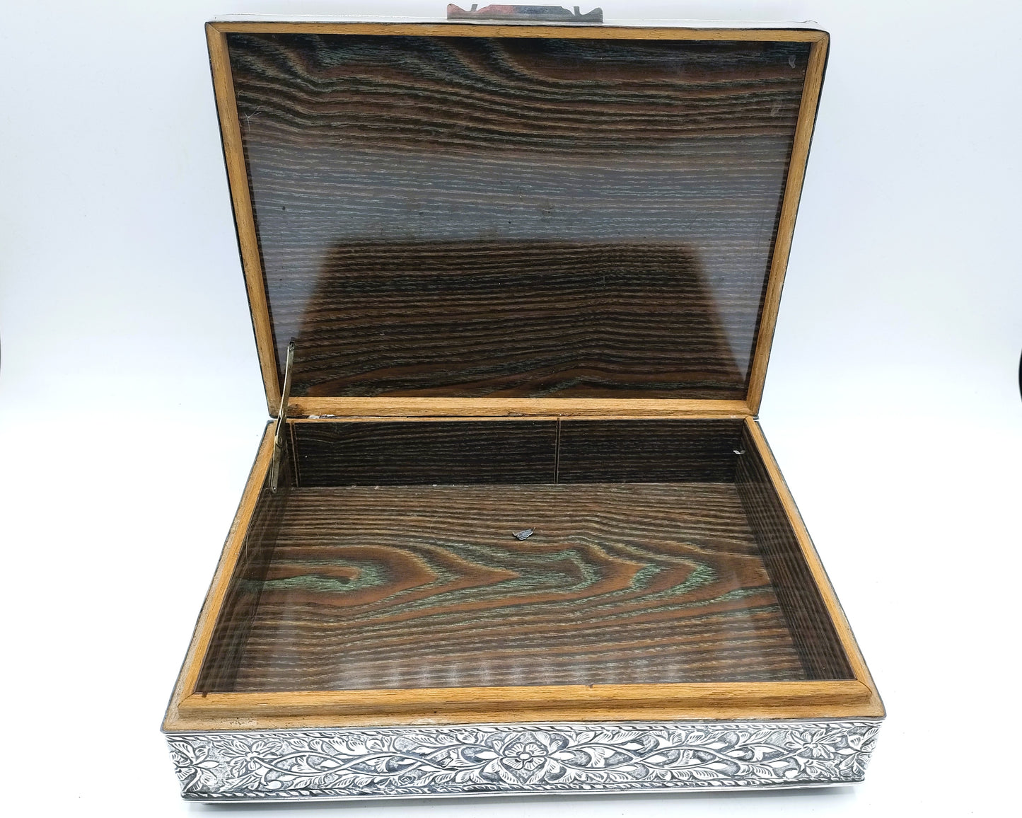 Silberne Zigarrenkiste mit Holzinterieur, Malaysia.