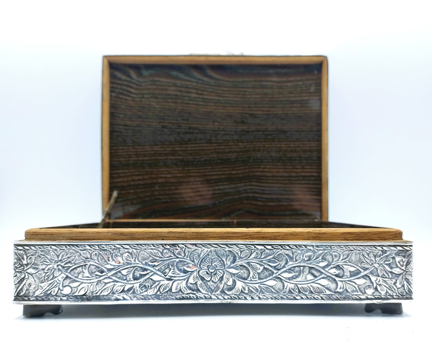 Silberne Zigarrenkiste mit Holzinterieur, Malaysia.