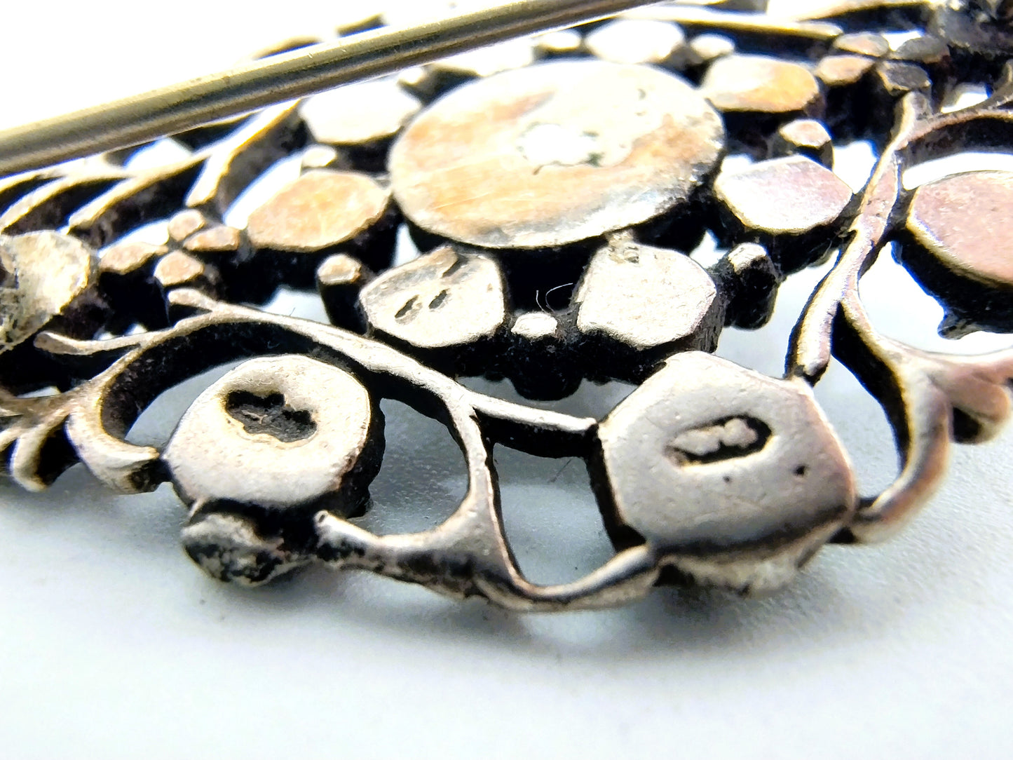 Antieke zilveren broche met 13 roosdiamanten