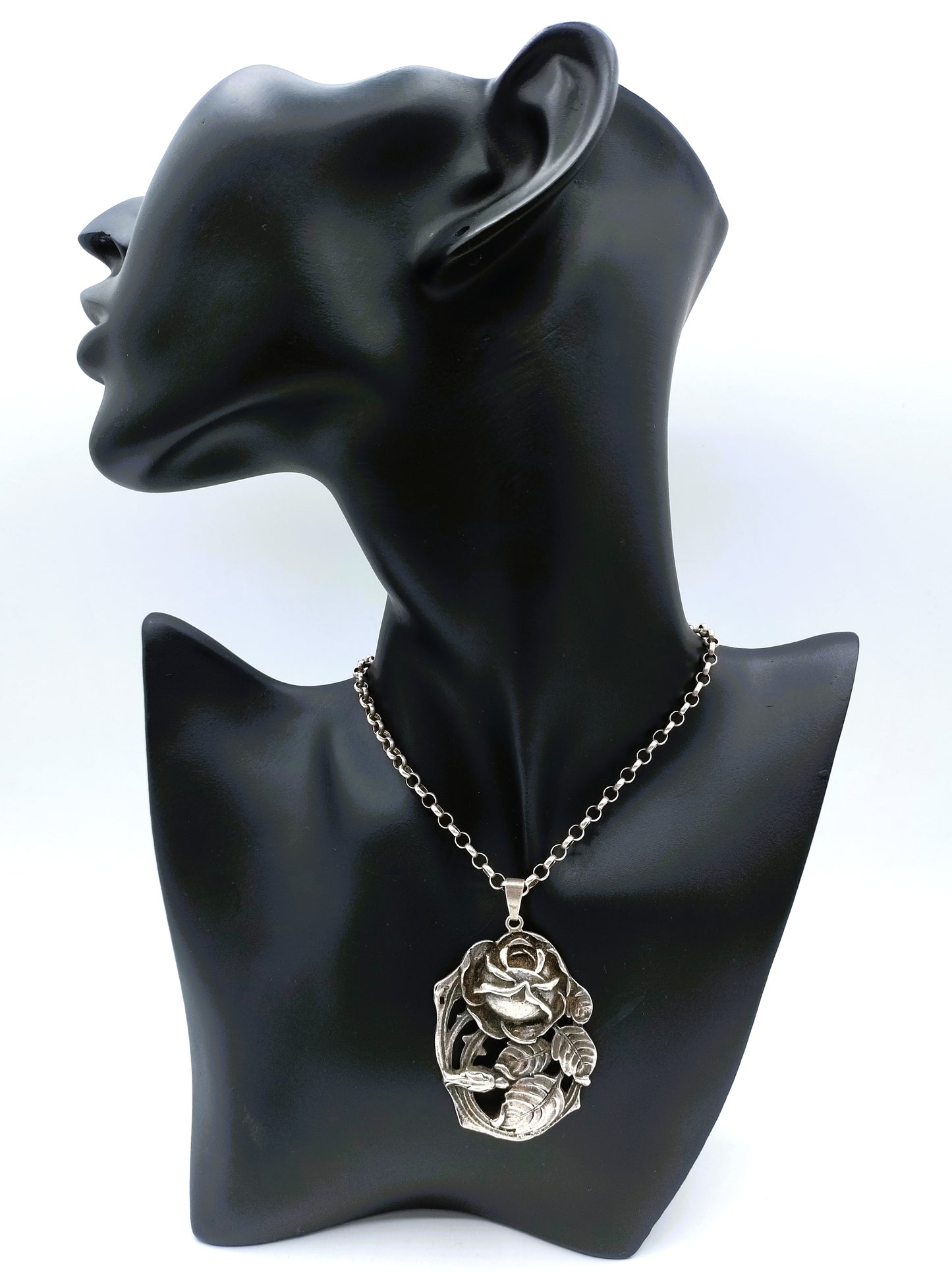 Silver jasseron necklace with silver art nouveau pendant