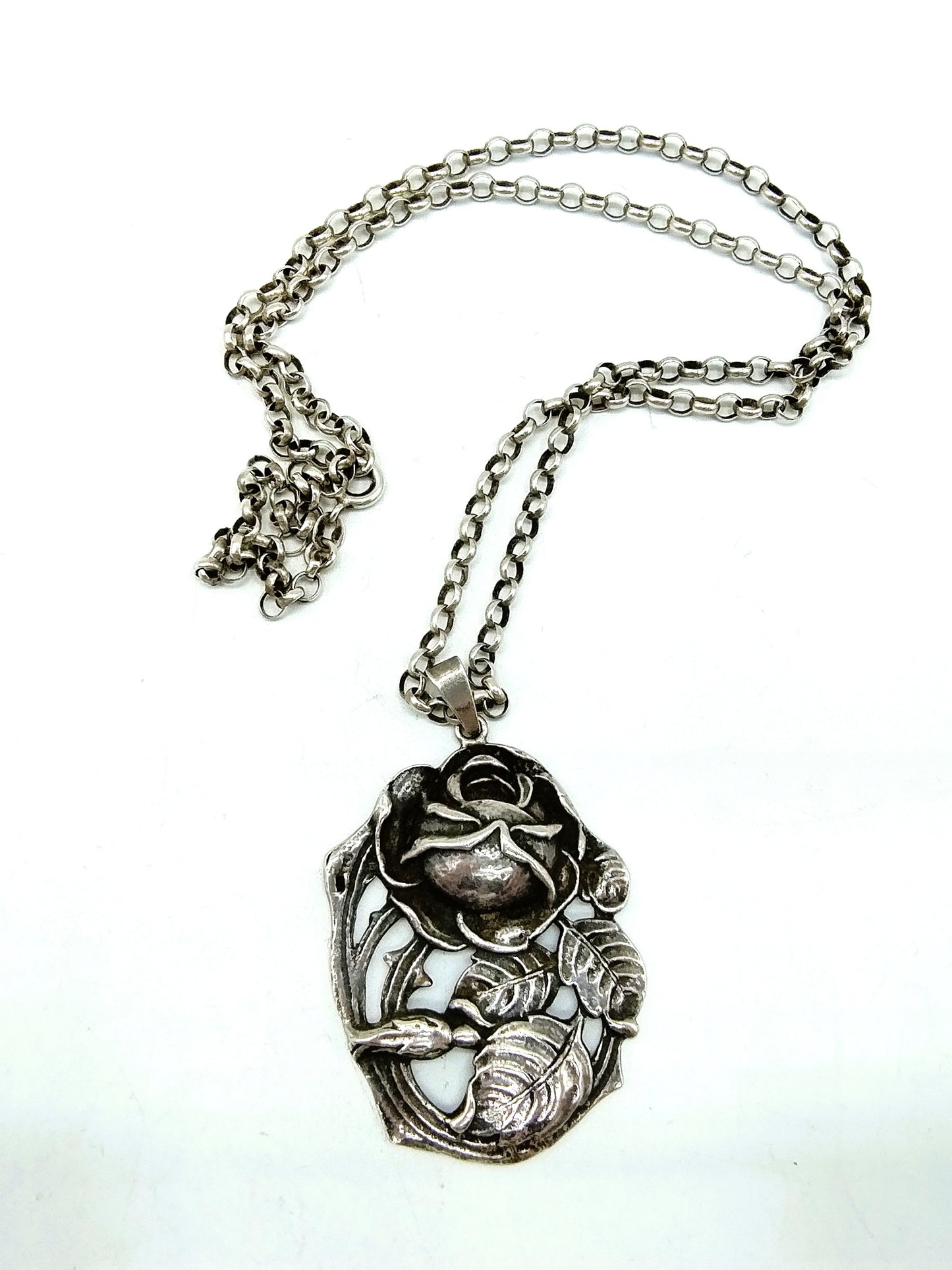 Silver jasseron necklace with silver art nouveau pendant