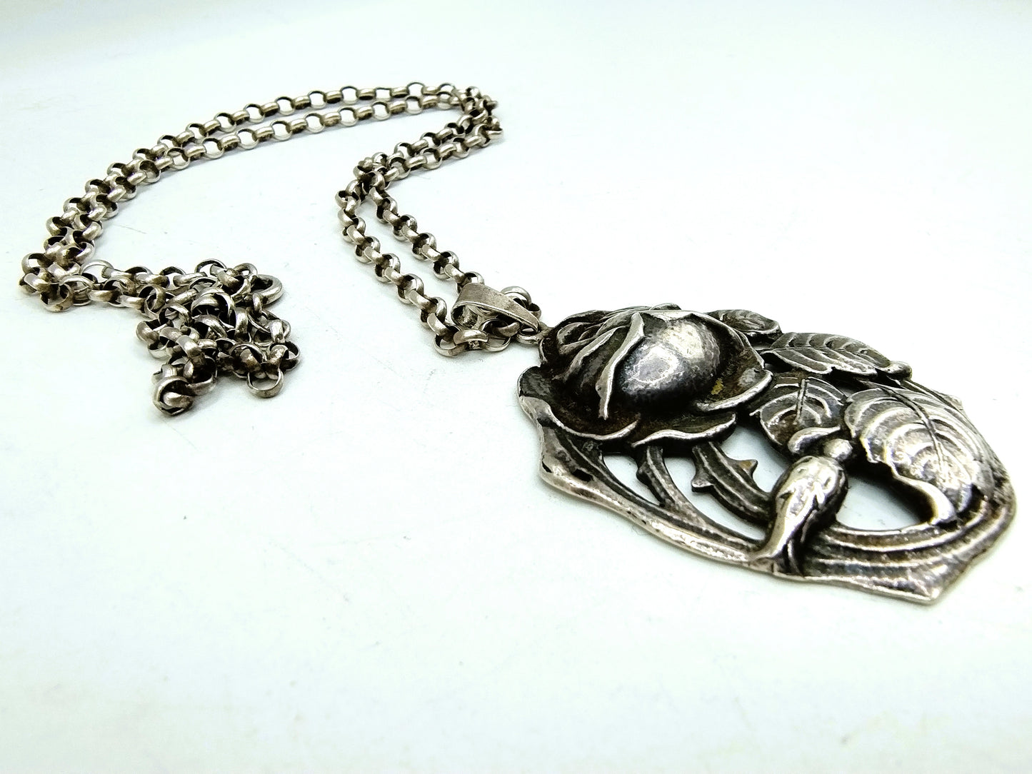 Silver jasseron necklace with silver art nouveau pendant