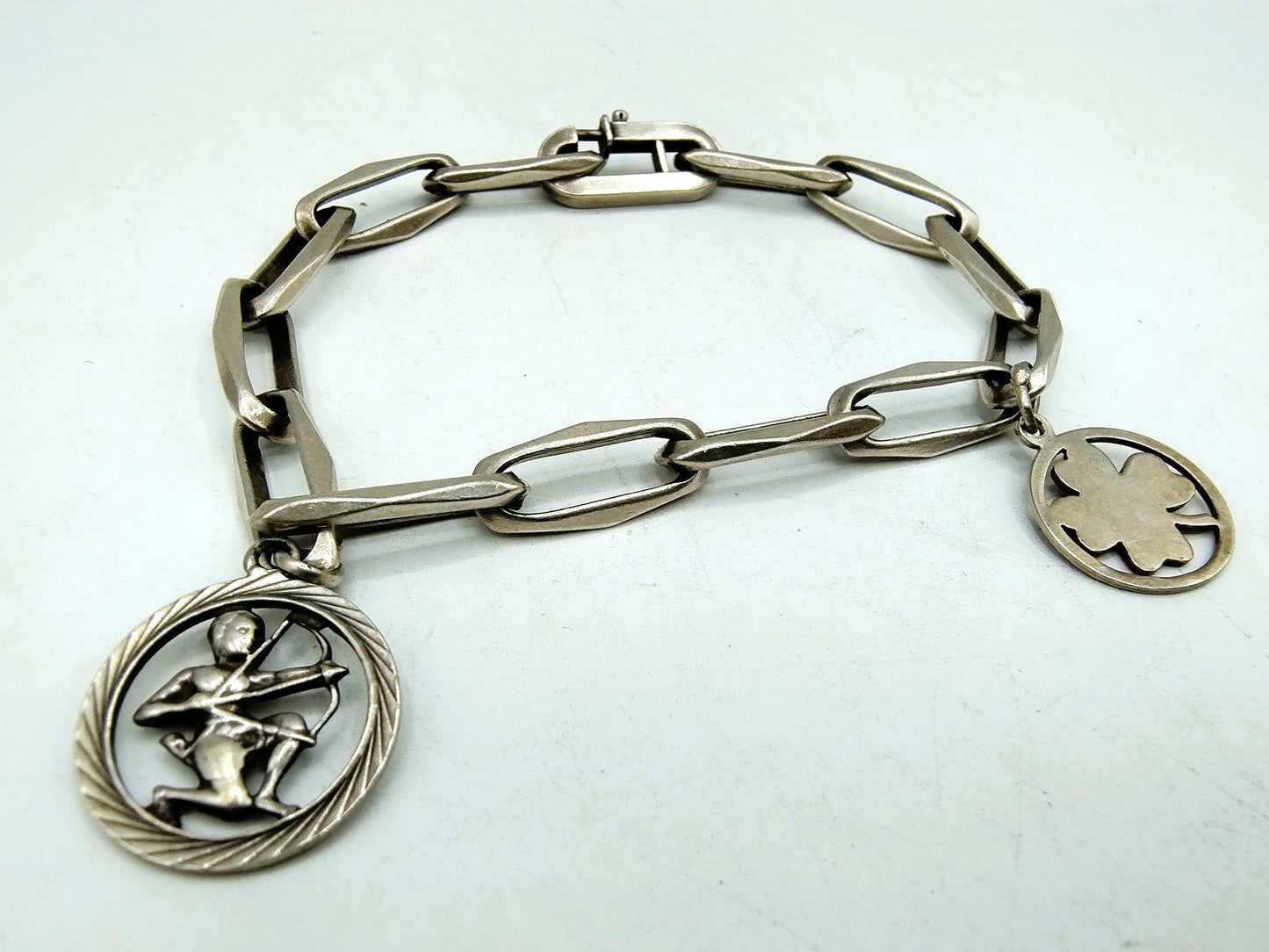 Zilveren 'close forever' armband, 2 bedels, 835