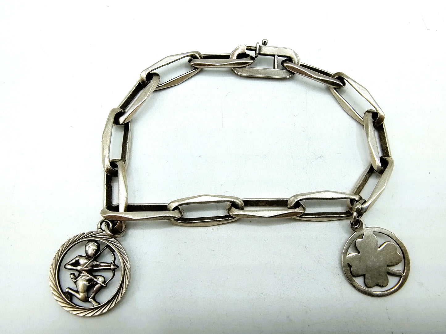 Zilveren 'close forever' armband, 2 bedels, 835