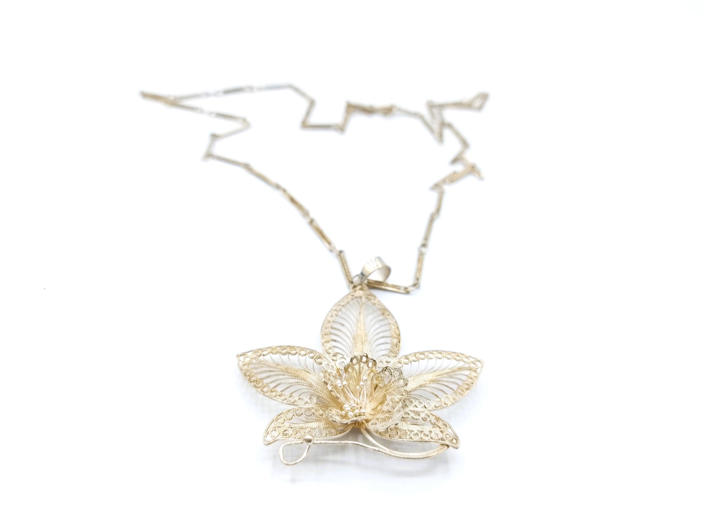 Silver necklace with silver filigree pendant, 800