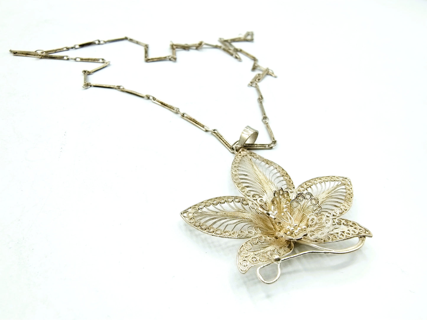 Silver necklace with silver filigree pendant, 800