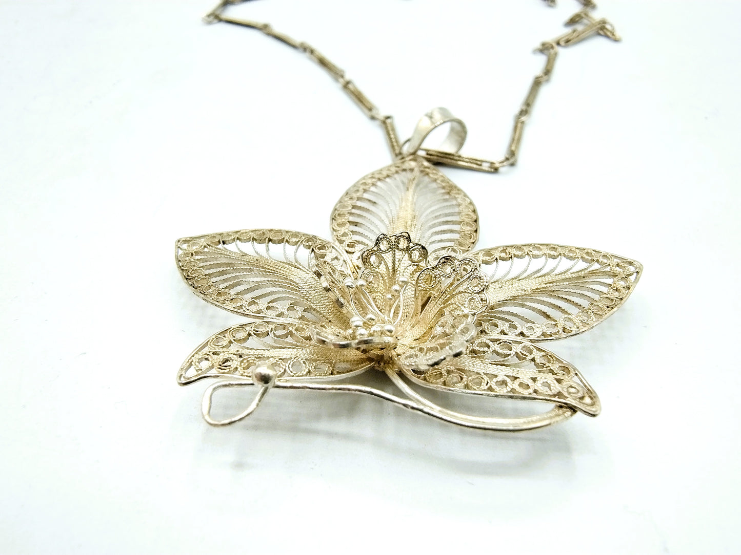 Silver necklace with silver filigree pendant, 800