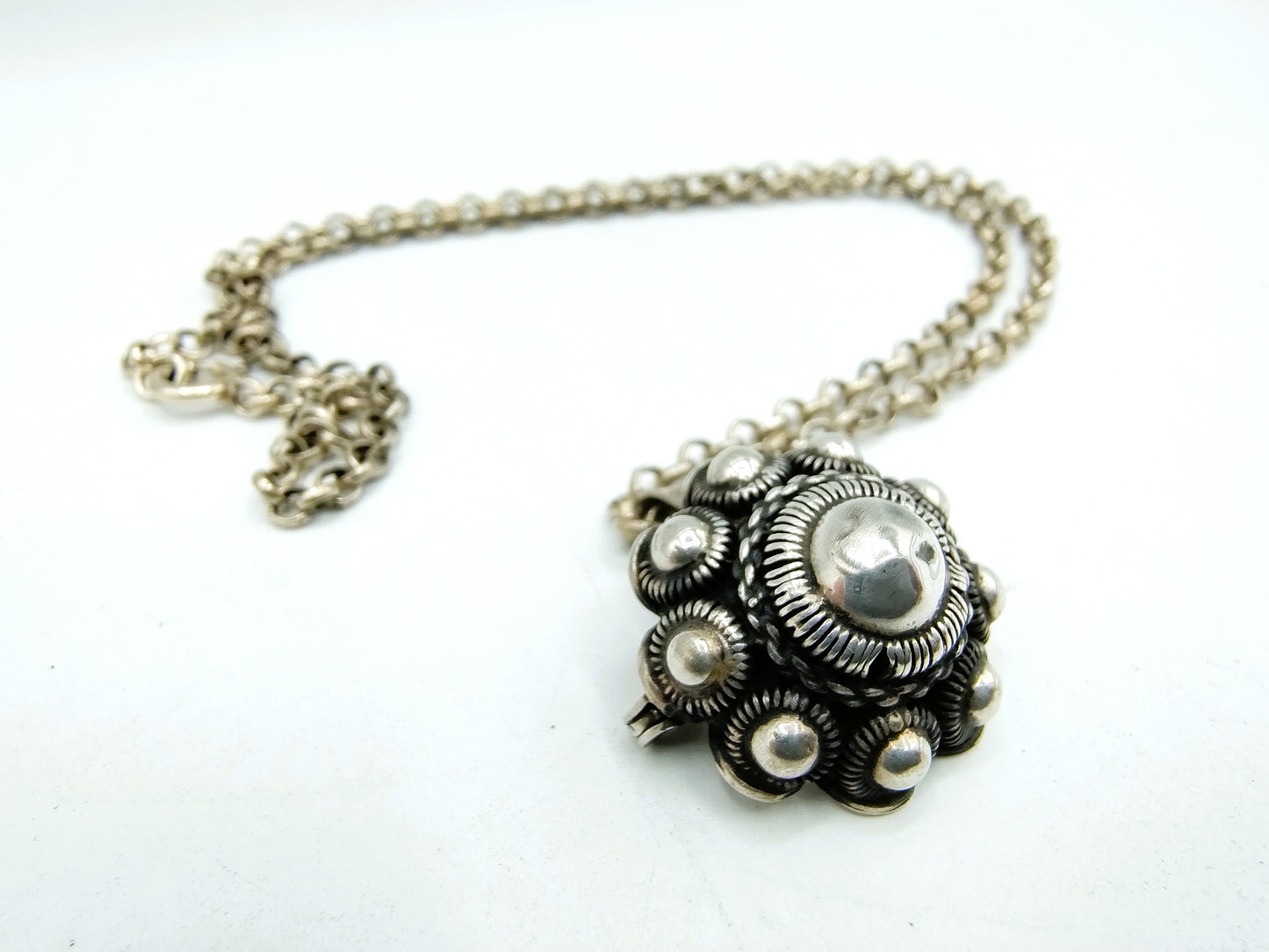 Zilveren jasseroncollier met zilveren Zeeuwse knophanger / broche