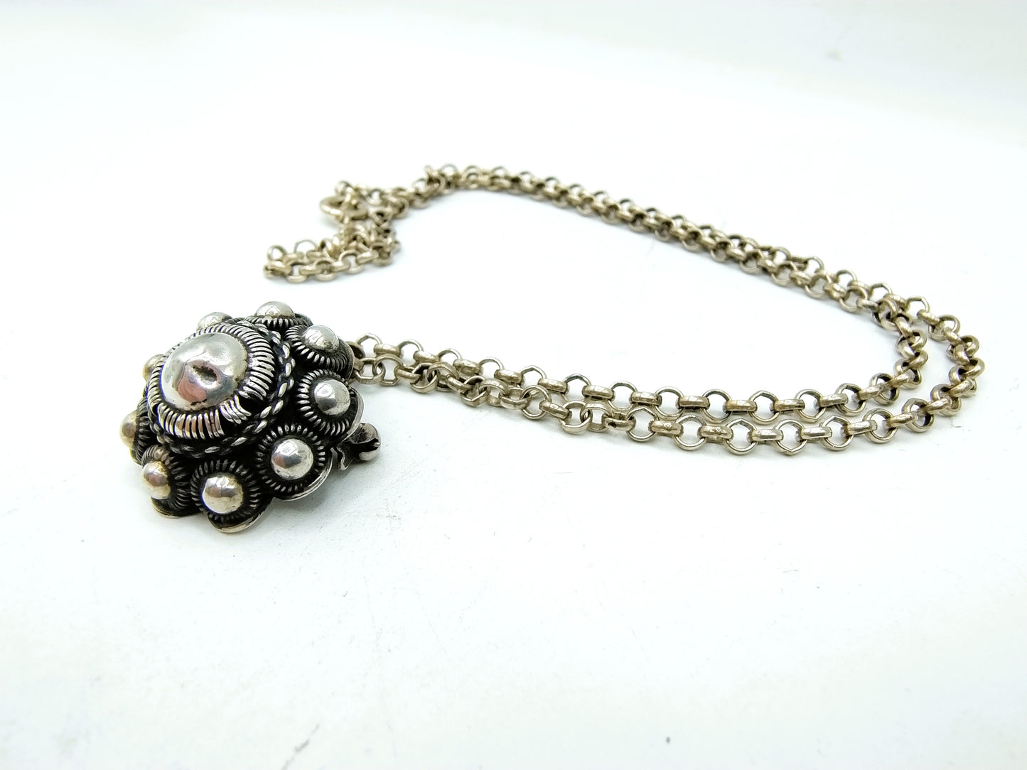 Zilveren jasseroncollier met zilveren Zeeuwse knophanger / broche