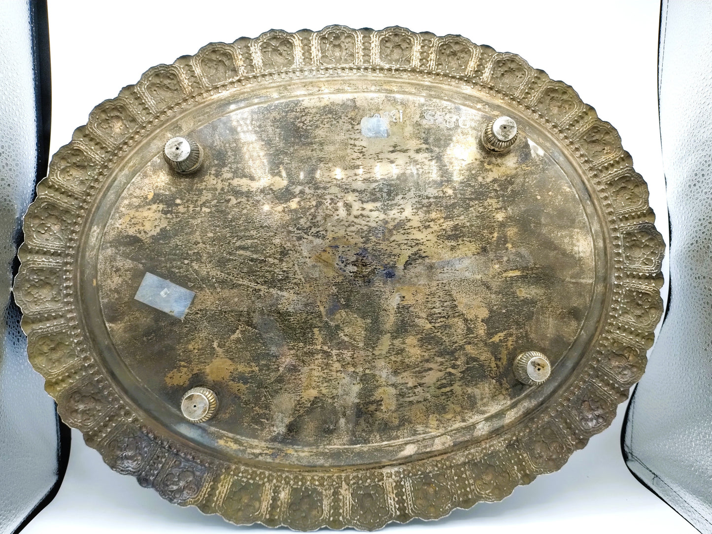 Kapitale zilveren schaal met bewerkte rand, 1.3 kg.