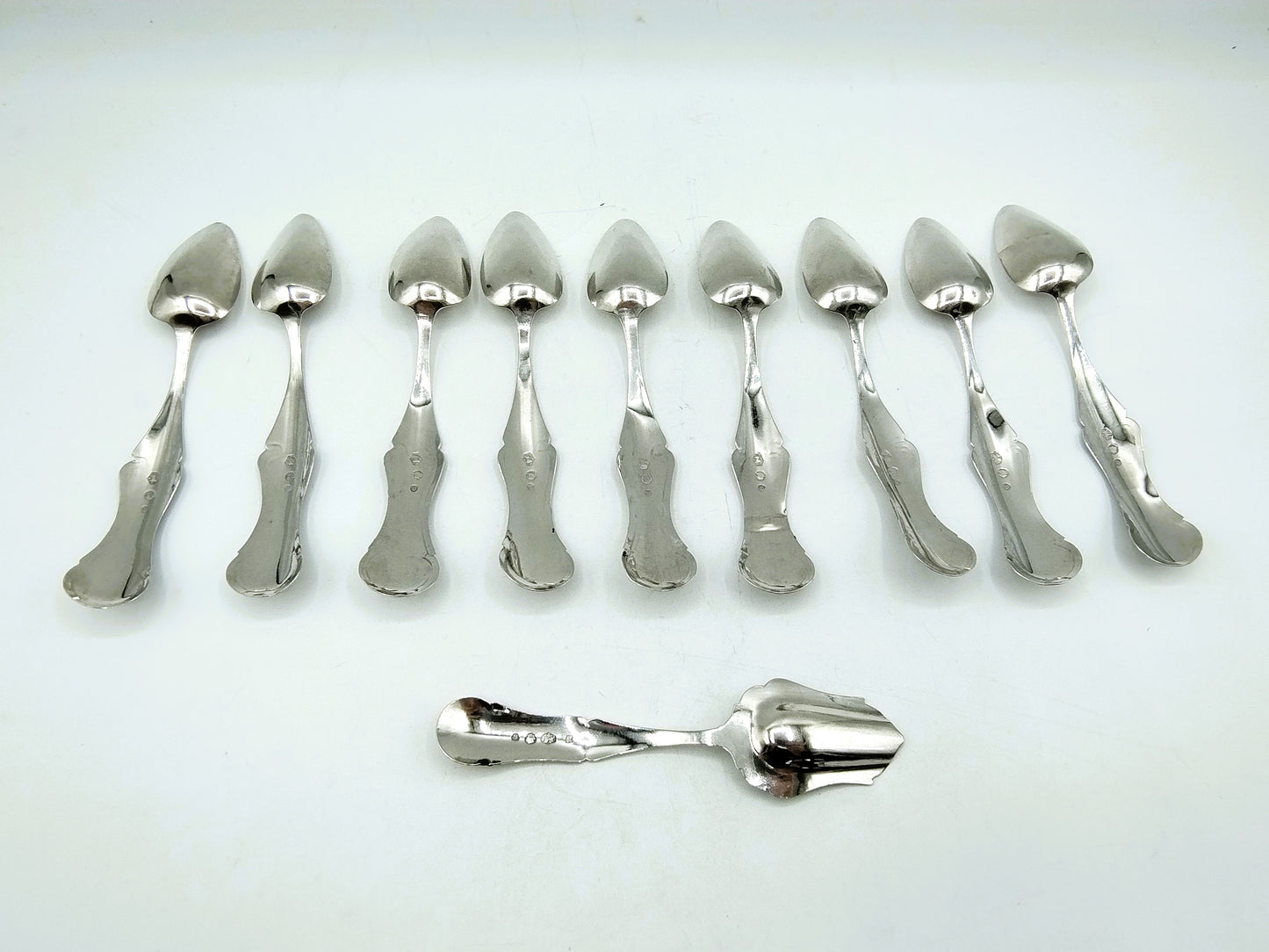 Set aus 9 silbernen Teelöffeln und einem Zuckerlöffel, A. Kuylenburg, Schoonhoven, 1875