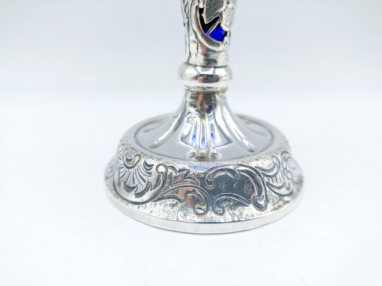Silberne Blumenvase mit blauem Glas, Niederlande, 1925