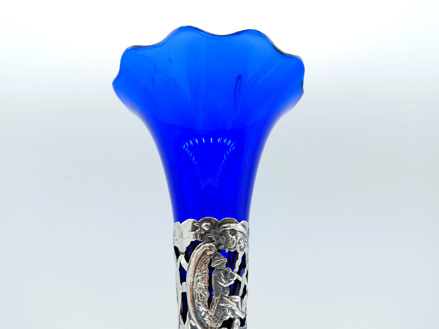 Silberne Blumenvase mit blauem Glas, Niederlande, 1925