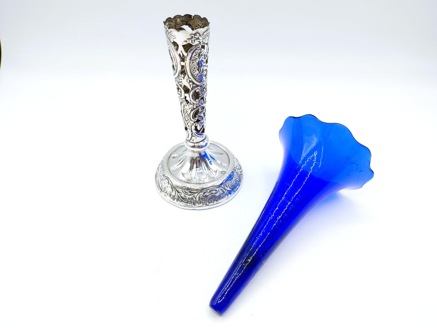 Silberne Blumenvase mit blauem Glas, Niederlande, 1925