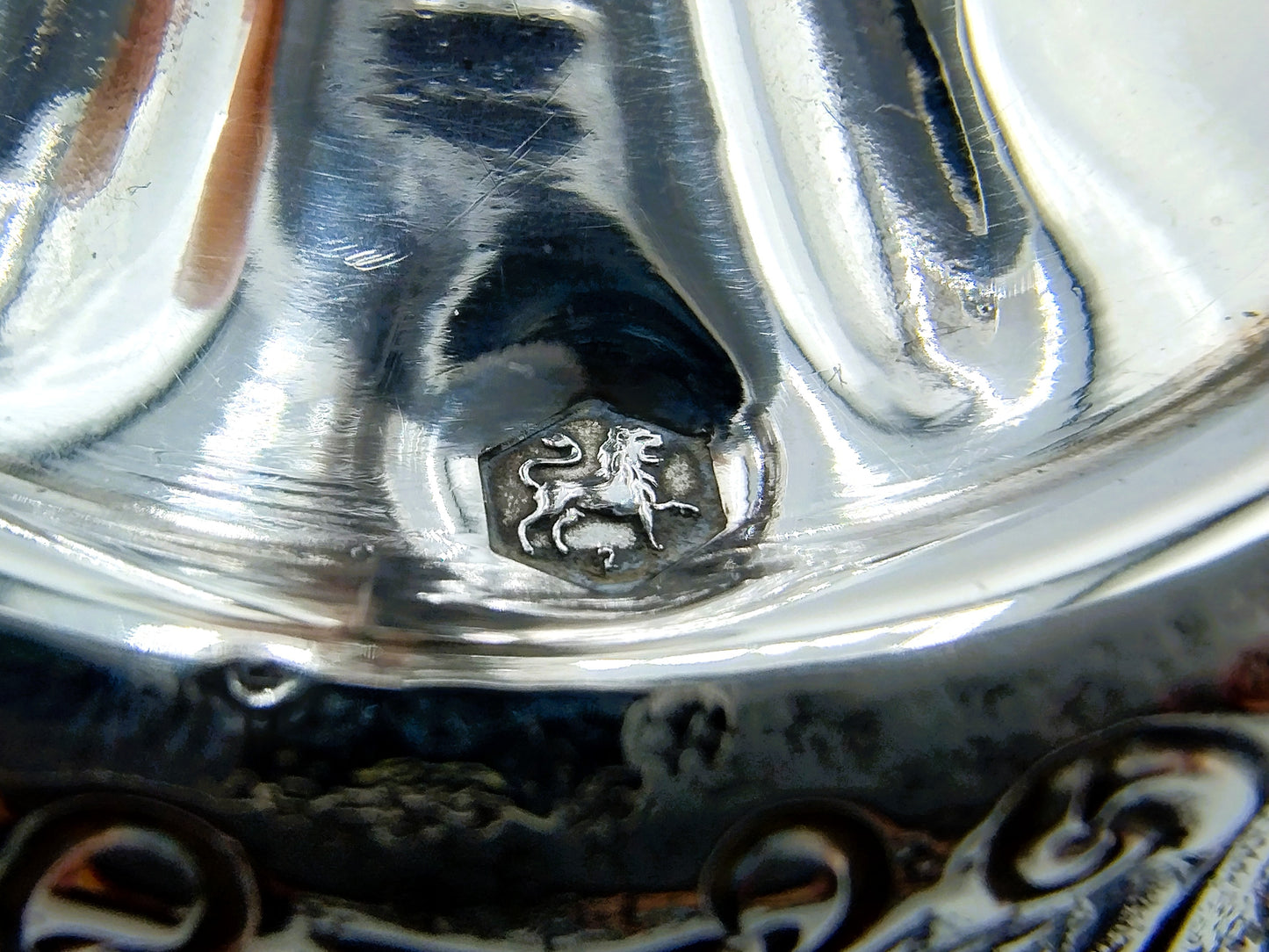 Silberne Blumenvase mit blauem Glas, Niederlande, 1925