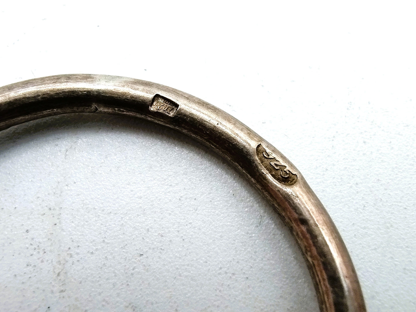 Zilveren beugeltasje met maliënkolder, Engeland, 925