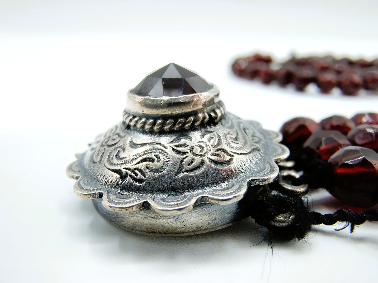 Glasgranatenarmband mit Silberverschluss, Niekerk, Schoonhoven