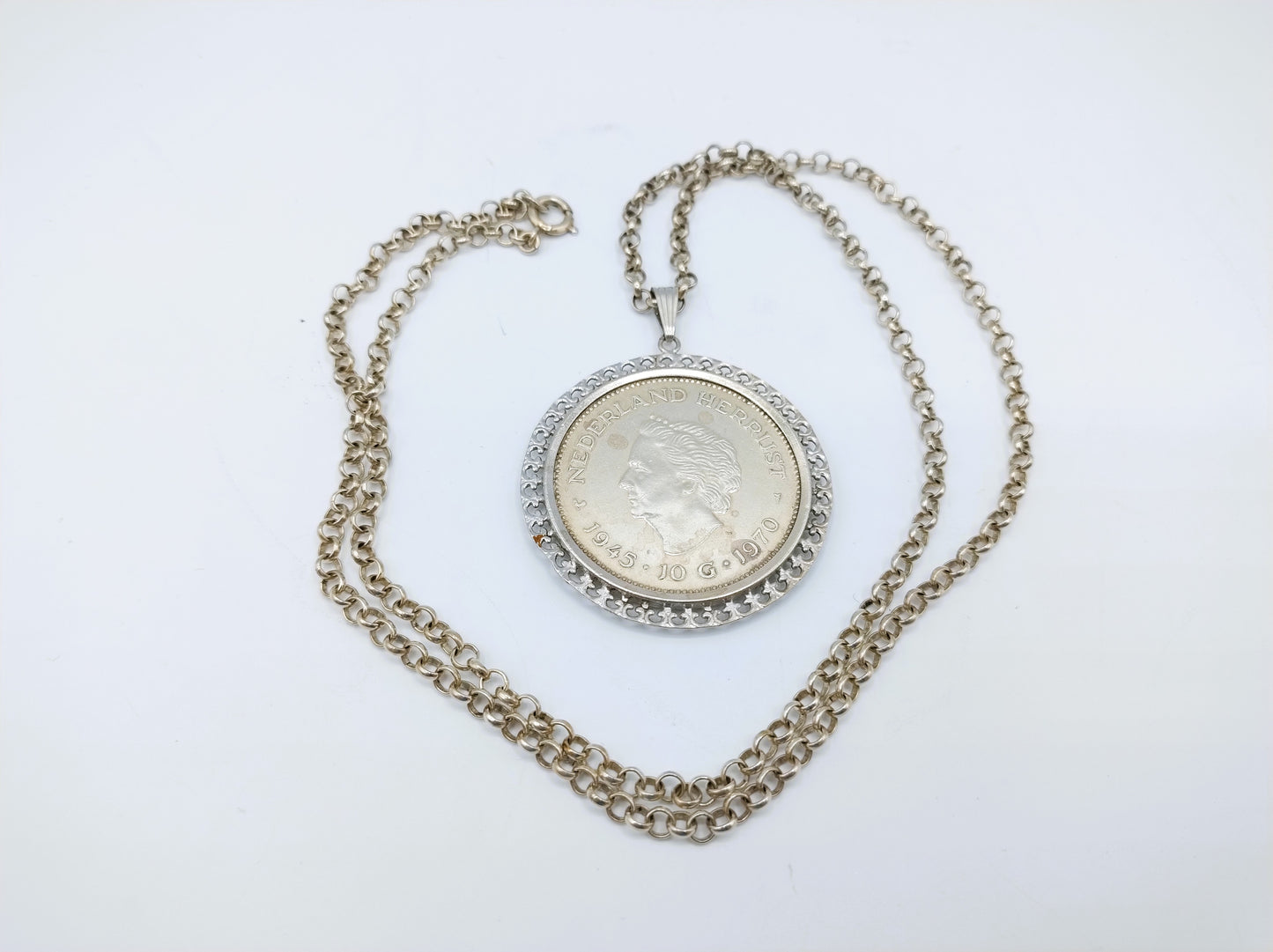 Silver jasseron necklace with silver 10 guilder pendant.