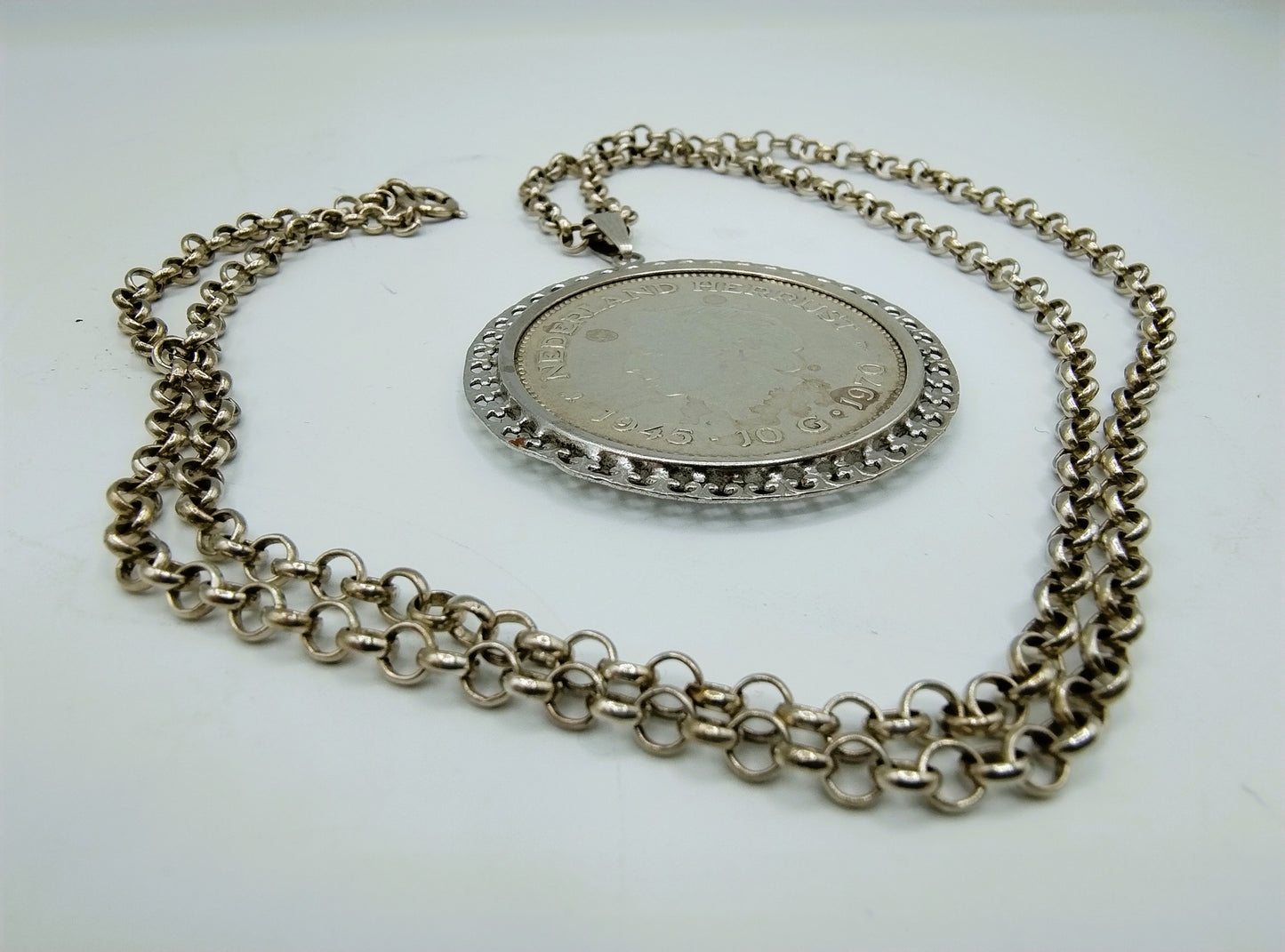 Silver jasseron necklace with silver 10 guilder pendant.