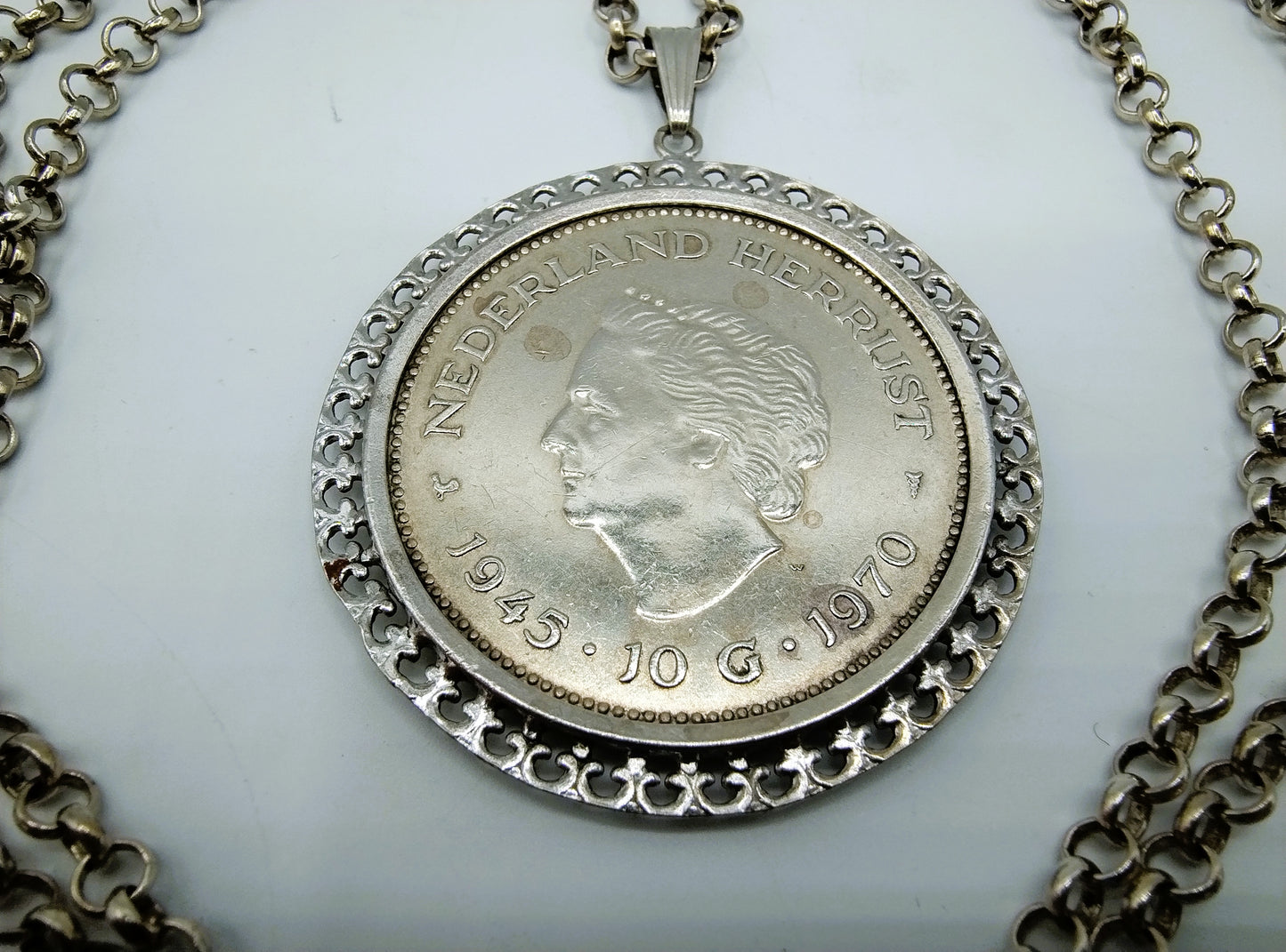 Silver jasseron necklace with silver 10 guilder pendant.