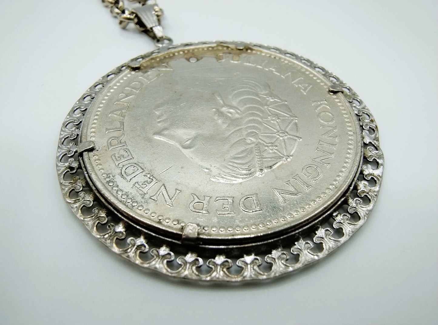 Silver jasseron necklace with silver 10 guilder pendant.