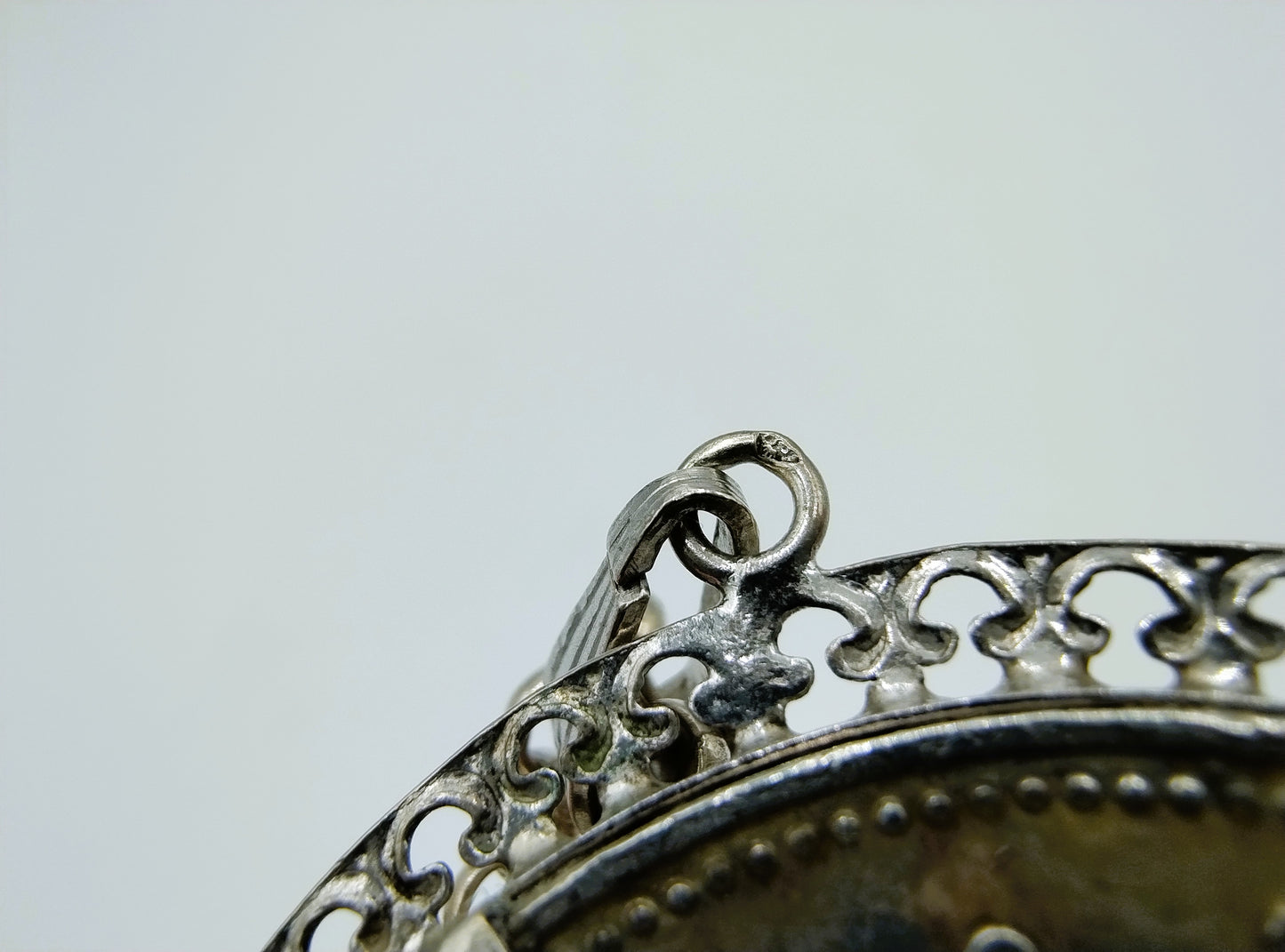 Silver jasseron necklace with silver 10 guilder pendant.