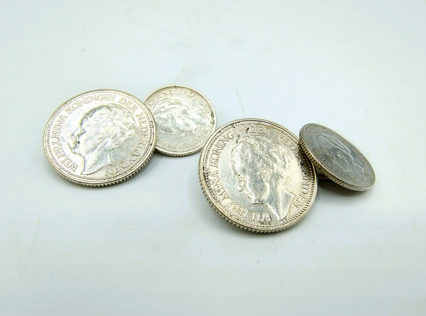 Silberne Manschettenknöpfe zu 10 und 25 Cent, Wilhelmina