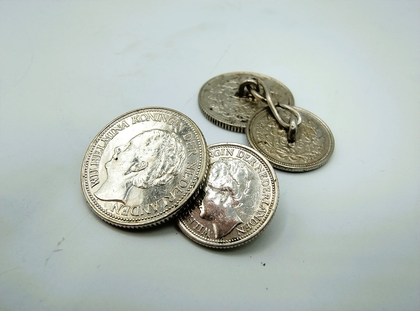 Silberne Manschettenknöpfe zu 10 und 25 Cent, Wilhelmina