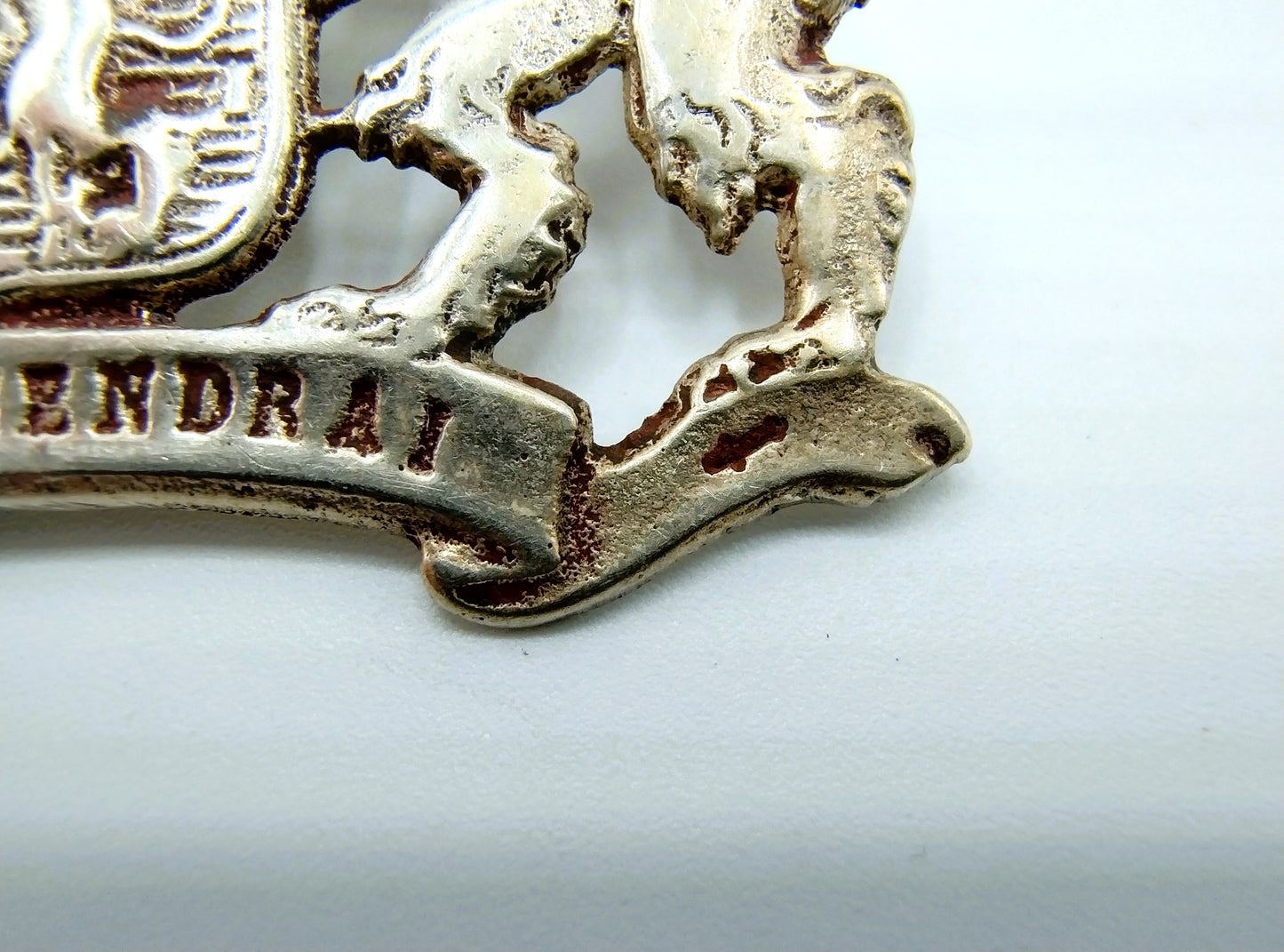 Silver brooch, Je Maintiendrai, BW van Eldik, Zutphen.