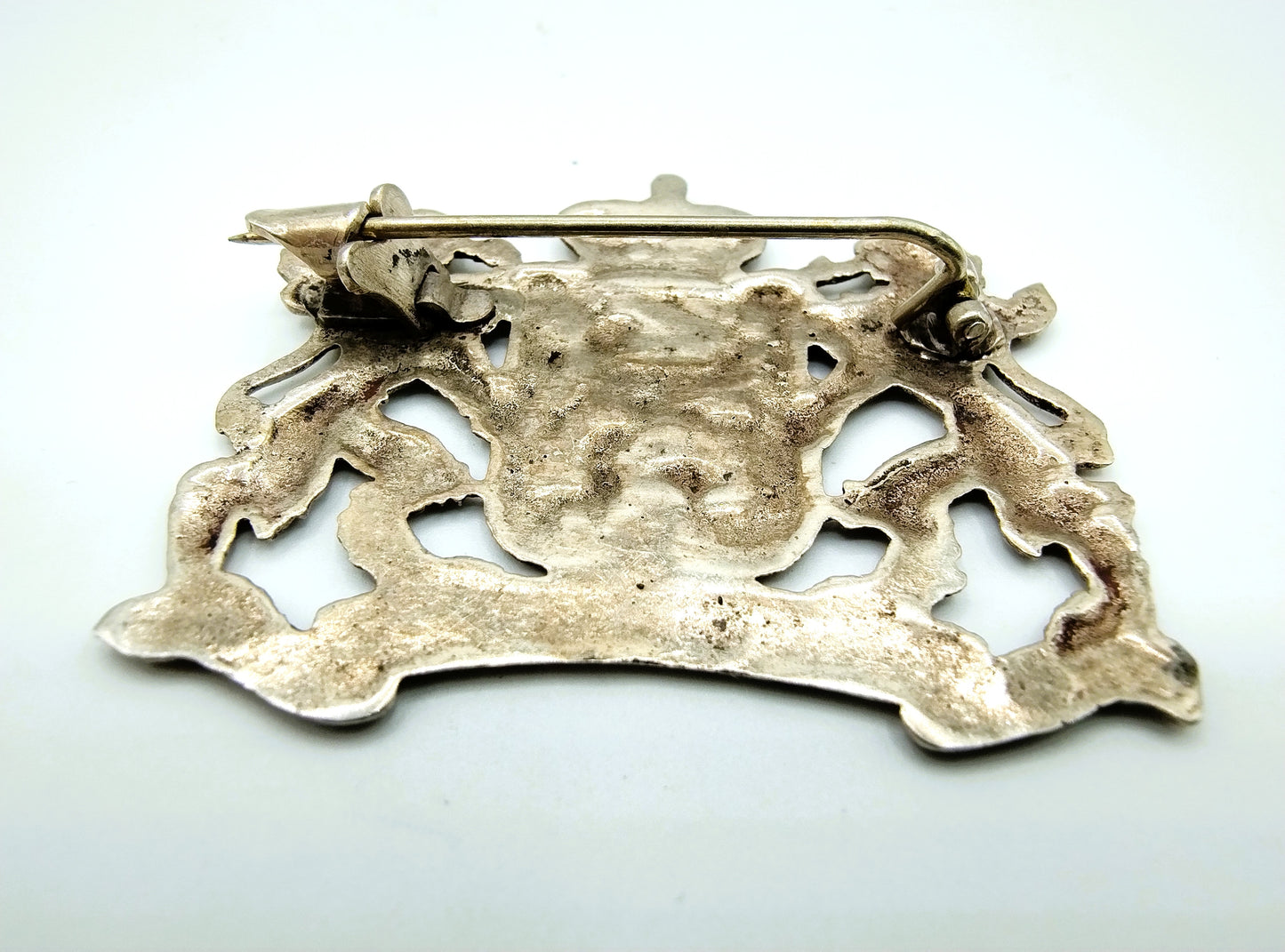 Silver brooch, Je Maintiendrai, BW van Eldik, Zutphen.
