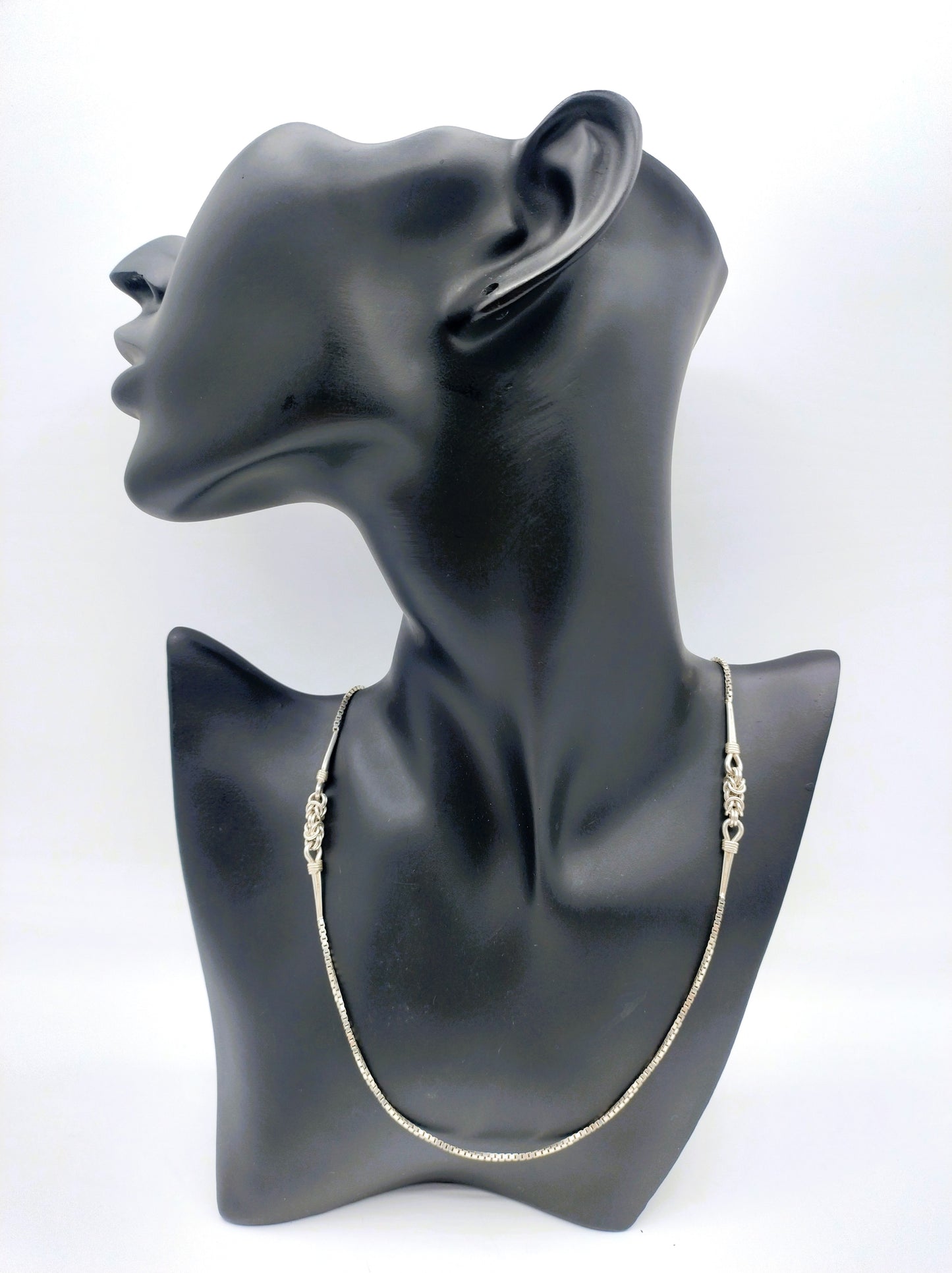 Silver chain with design links, 80.5 cm.