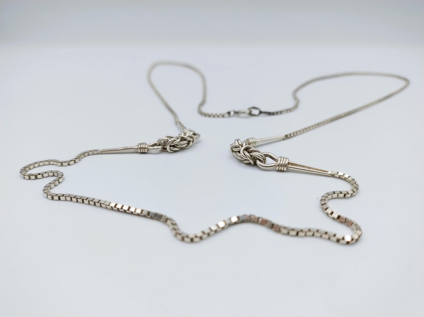 Silver chain with design links, 80.5 cm.
