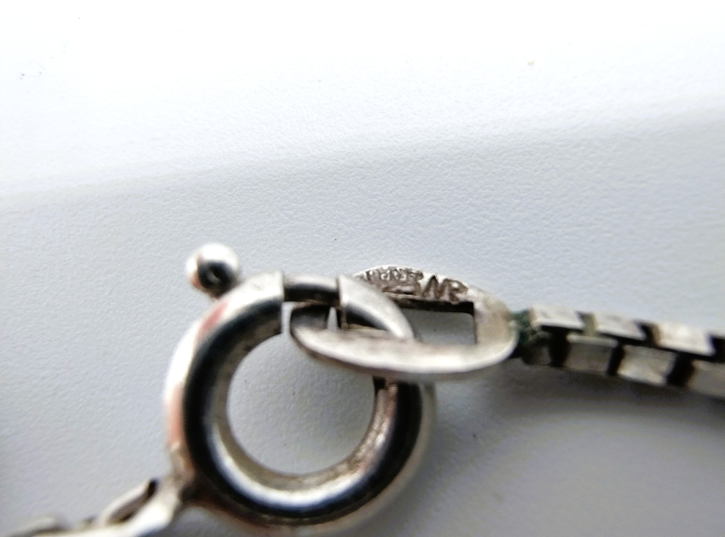Silver chain with design links, 80.5 cm.