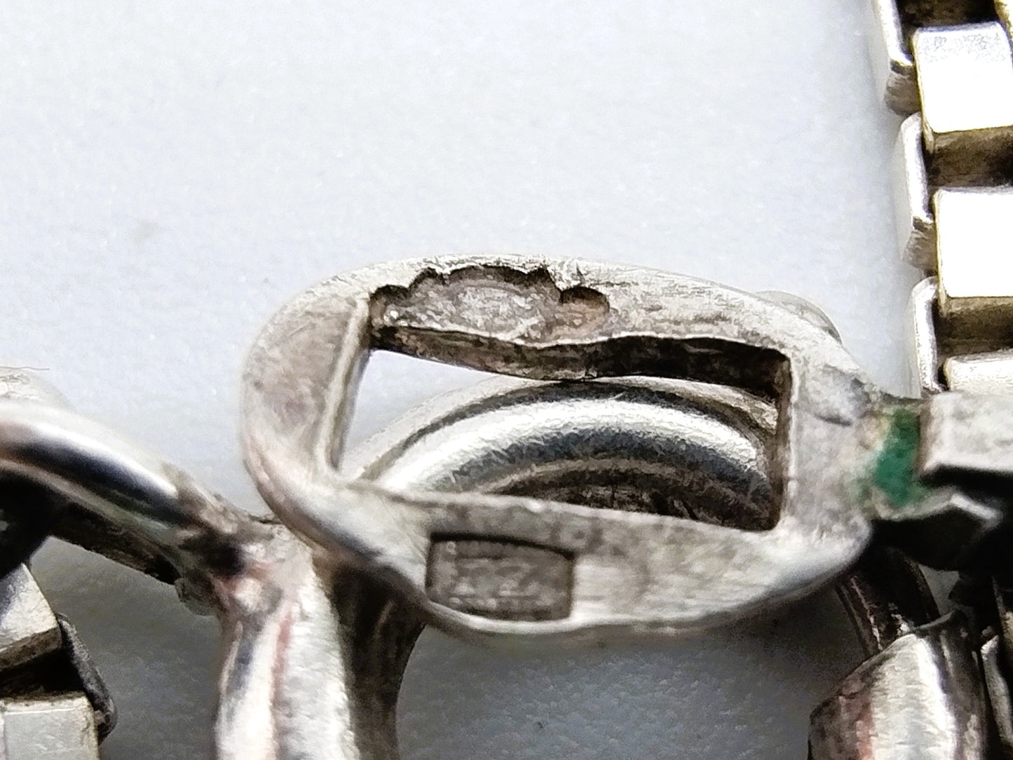 Silver chain with design links, 80.5 cm.