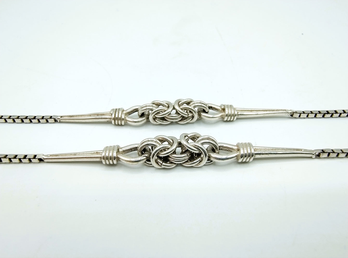 Silver chain with design links, 80.5 cm.