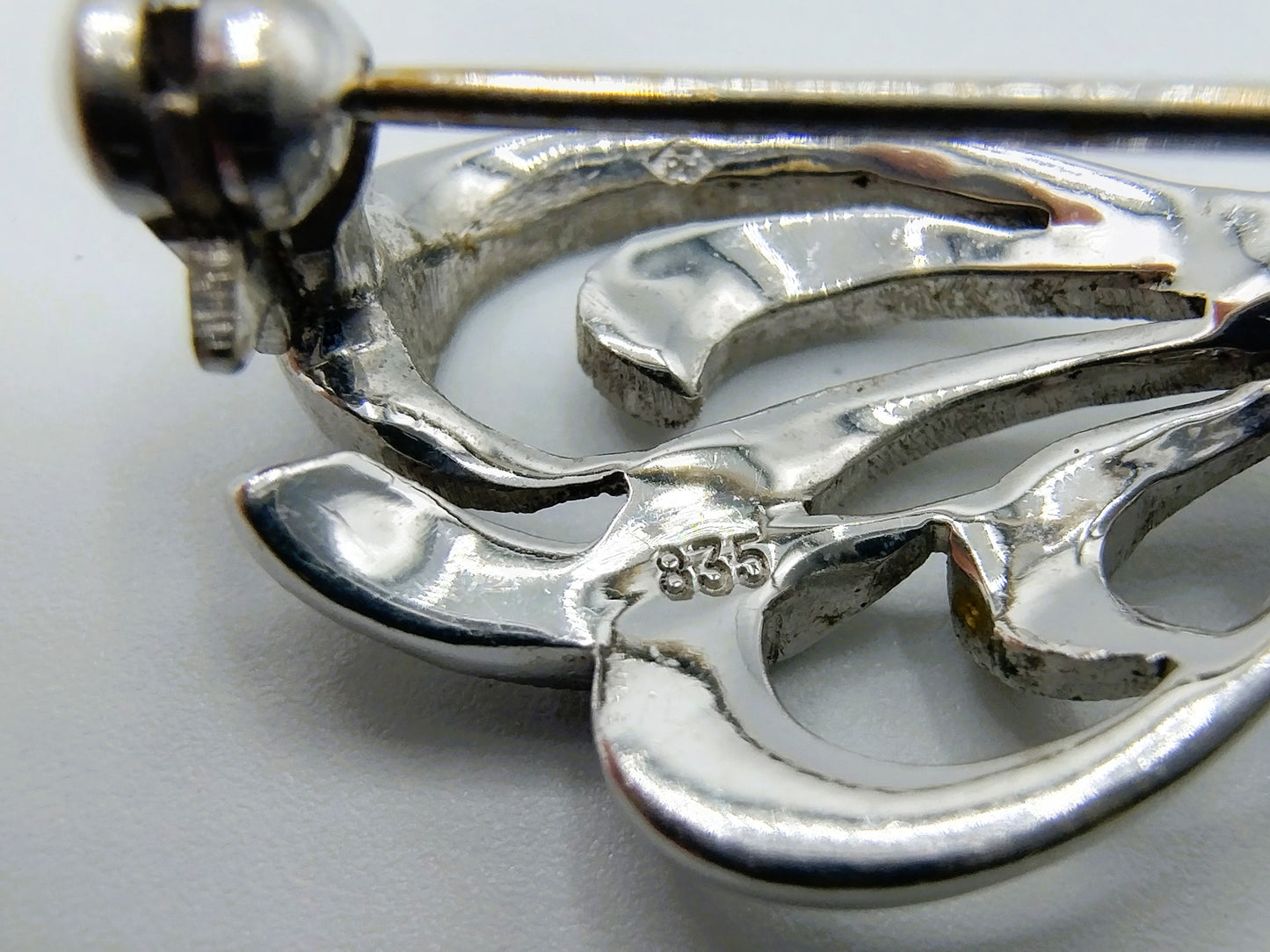 Zilveren strikbroche met markasietjes, 835
